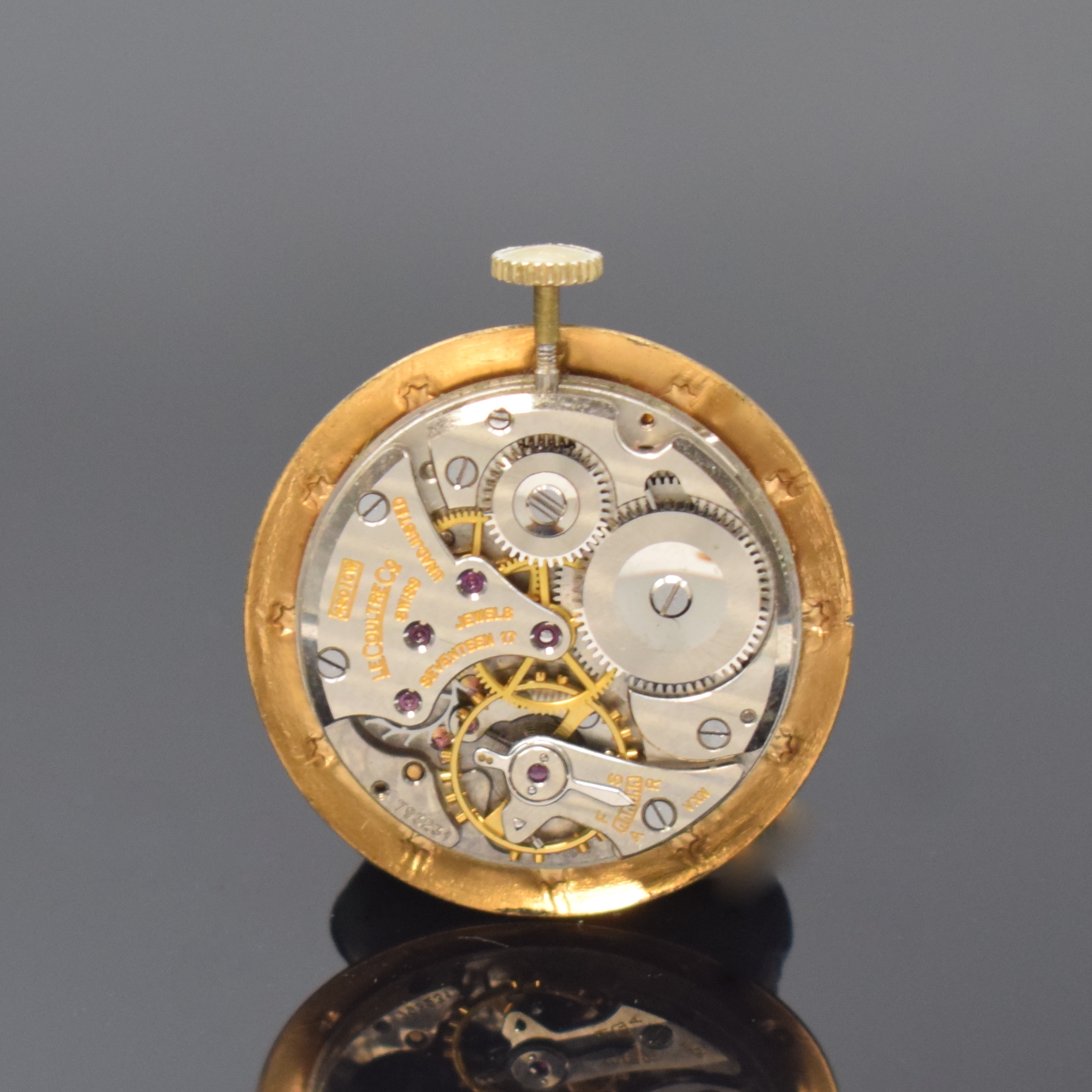 Detail d: Set bestehend aus LeCoultre vergoldete Anhängeuhr und CYMA vergoldete offene Herrentaschenuhr, LeCoultre Schweiz / USA um 1955, geprägte ...