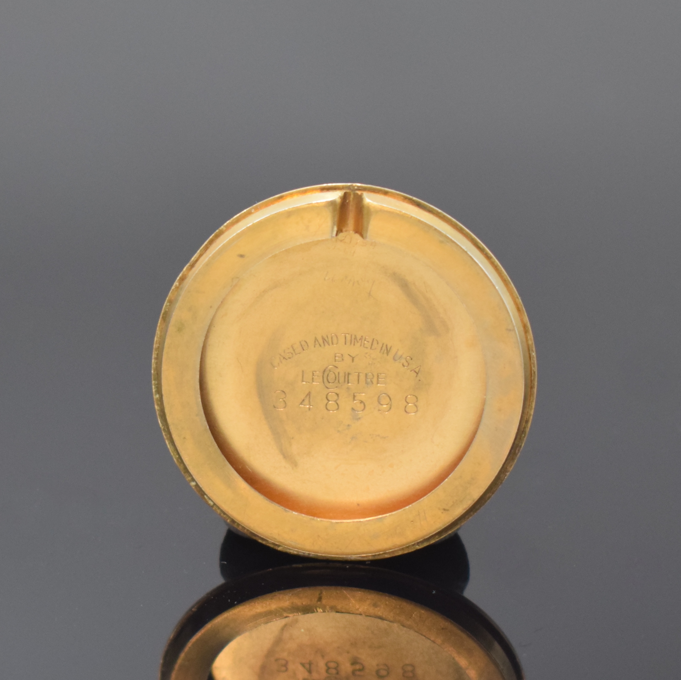 Detail e: Set bestehend aus LeCoultre vergoldete Anhängeuhr und CYMA vergoldete offene Herrentaschenuhr, LeCoultre Schweiz / USA um 1955, geprägte ...