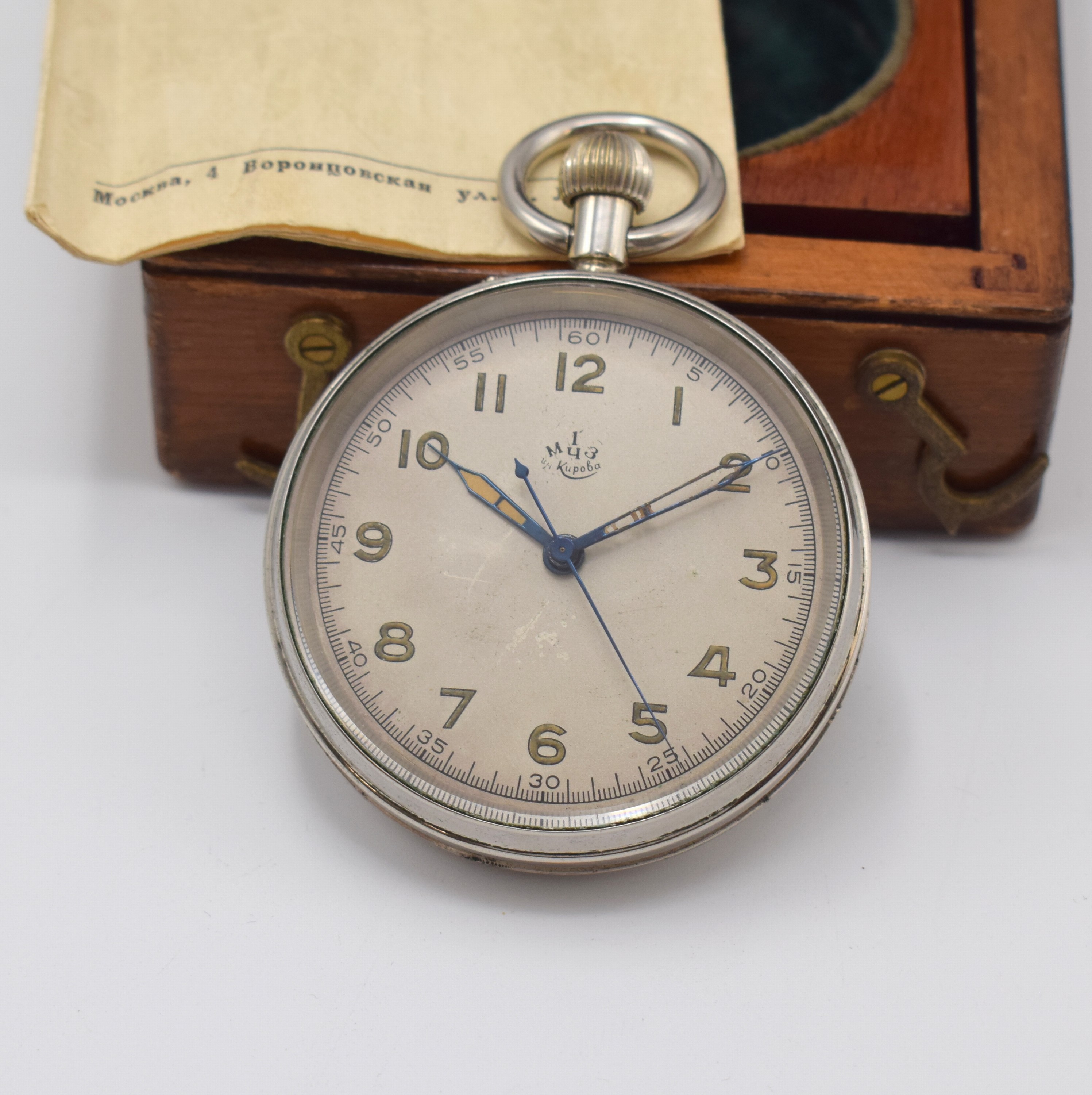 Detail a: KIROWA erste Moskauer Uhrenfabrik frühe B- Uhr, um 1953, 4-teil., vern. Geh. dell., Boden, Glasrand u. Cuv. aufgedr., Zeigerstelldr. außen b. 11, ...