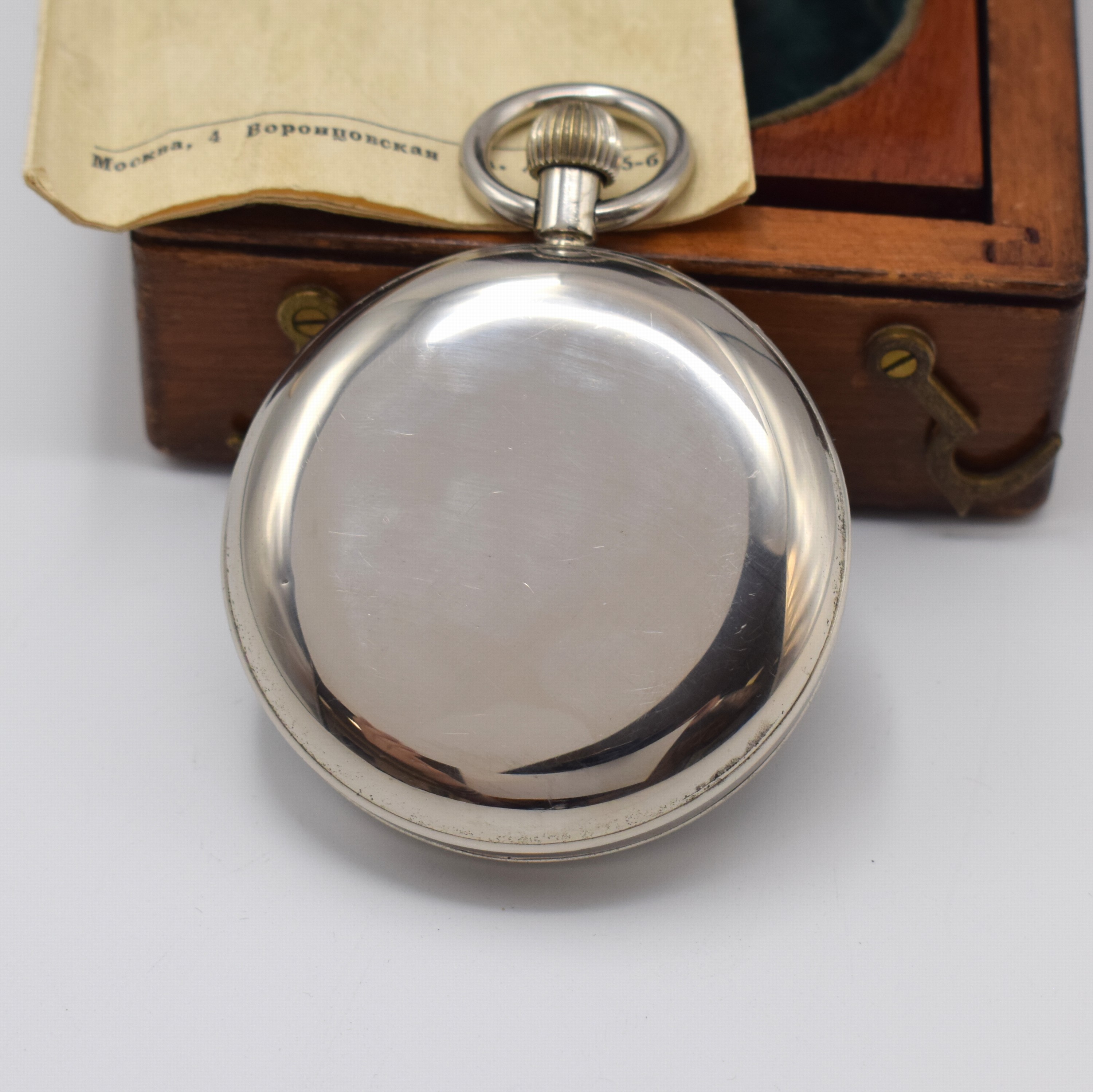Detail b: KIROWA erste Moskauer Uhrenfabrik frühe B- Uhr, um 1953, 4-teil., vern. Geh. dell., Boden, Glasrand u. Cuv. aufgedr., Zeigerstelldr. außen b. 11, ...