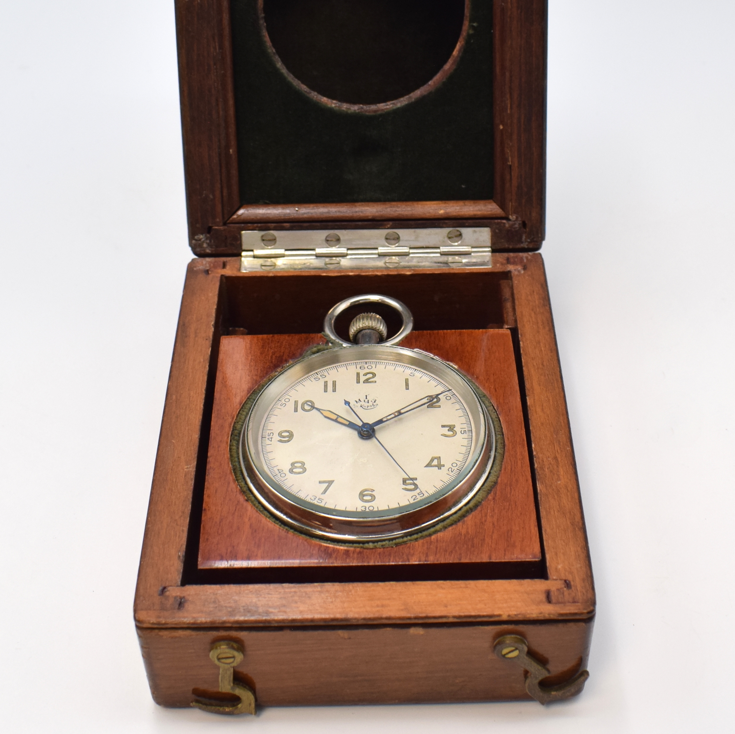 Detail e: KIROWA erste Moskauer Uhrenfabrik frühe B- Uhr, um 1953, 4-teil., vern. Geh. dell., Boden, Glasrand u. Cuv. aufgedr., Zeigerstelldr. außen b. 11, ...