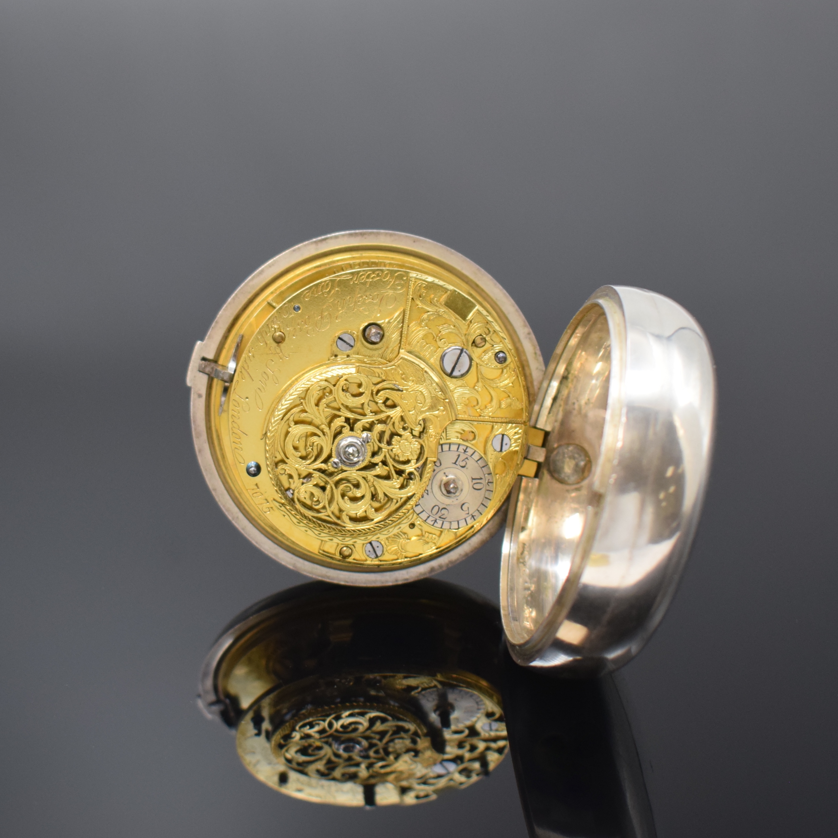 Detail e: Rose & Son London große frühe Zylinder- Taschenuhr mit Datum im Silber Doppelgehäuse, London Hallmark 1773, glattes Geh. u. Übergeh. l. dell., ...