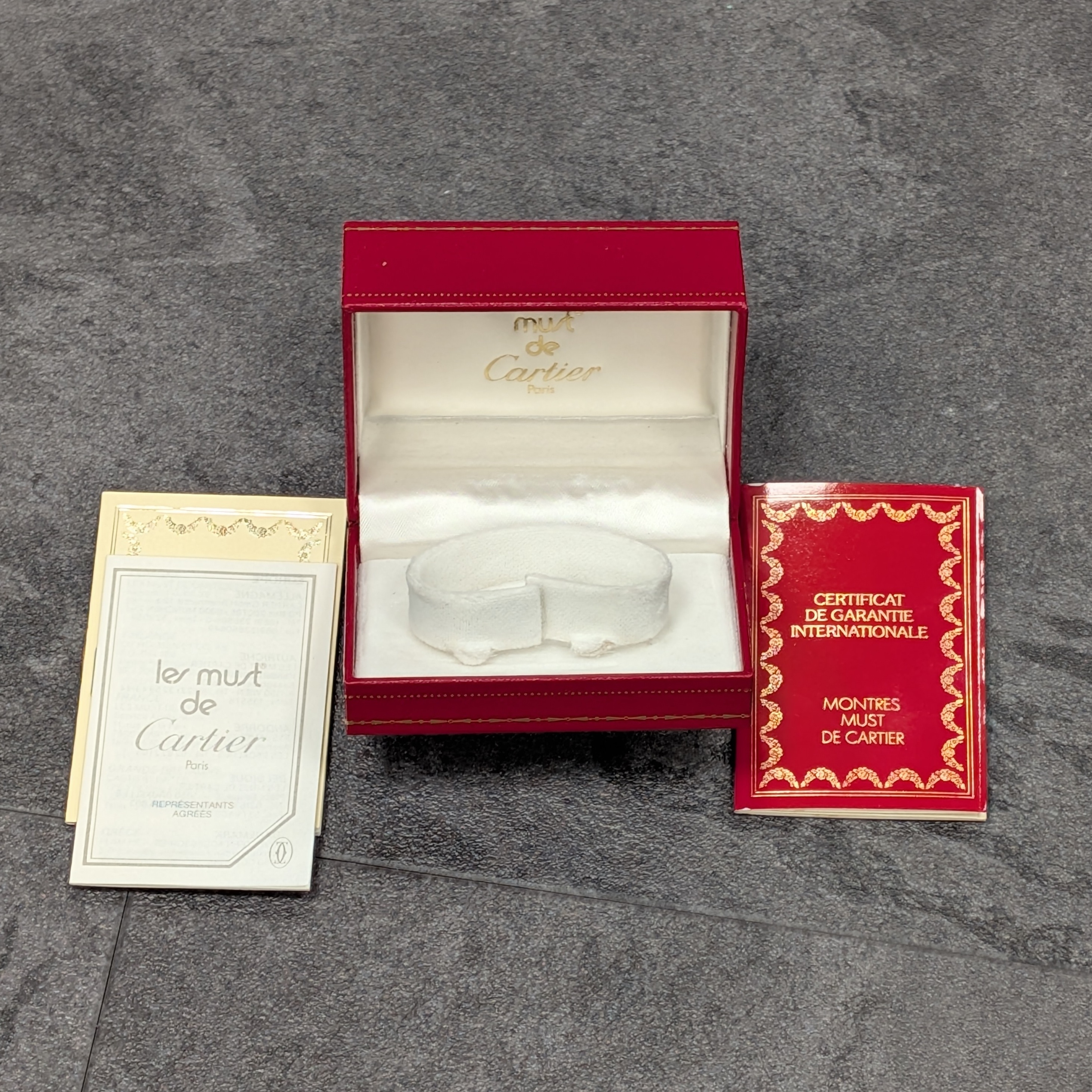 Detail e: CARTIER Vermeil Damenarmbanduhr Referenz 5057001, Schweiz lt. Pap. verk. 03/1989, quarz, verg. Silbergeh., Lederband m. verg. orig. Faltschl., Boden ...