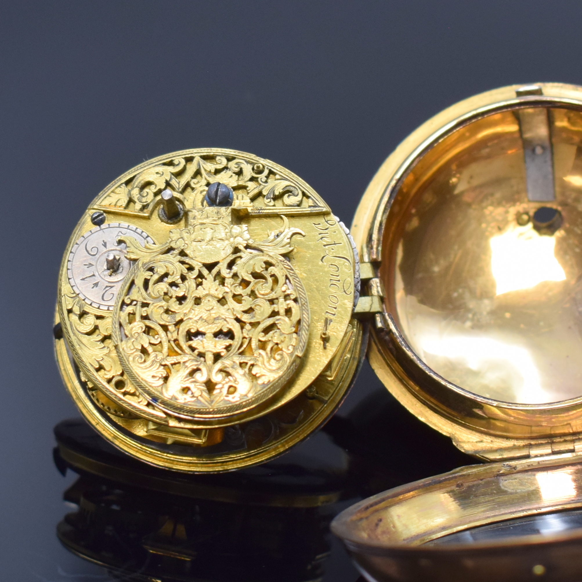 Detail i: MARWICK MARKHAM und eine weitere vergoldete Spindeltaschenuhr, London um 1720/1800, Schlüsselaufzug, 1x Übergeh., 1x Großscharnier, Gehäuse ...