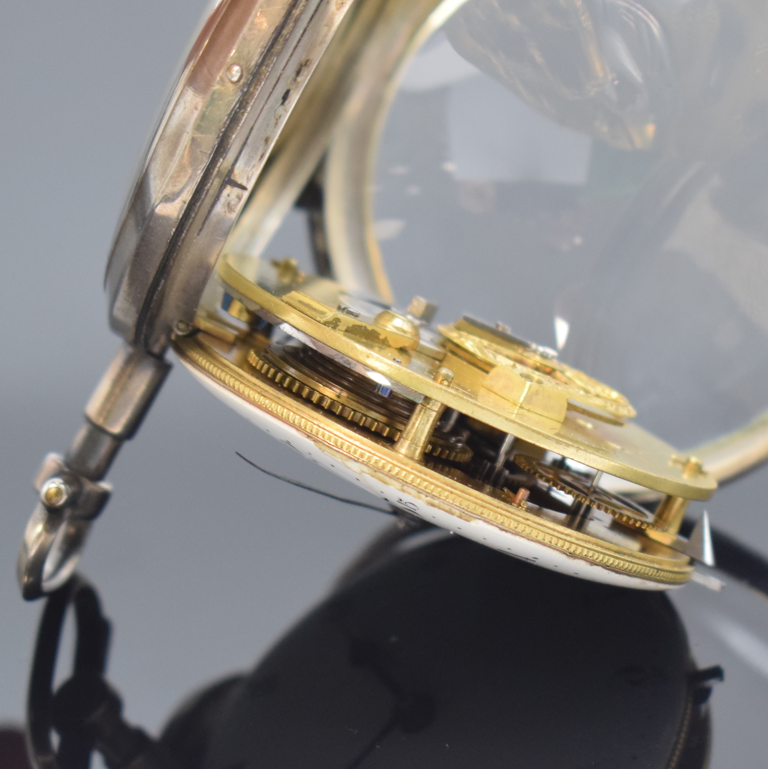 Detail e: JOHANN ANTON NETTELBECK Düsseldorf große Zylindertaschenuhr, um 1792, Silbergeh. dell., innen m. Widmung, Großscharnier, Emailzifferbl. besch., ...