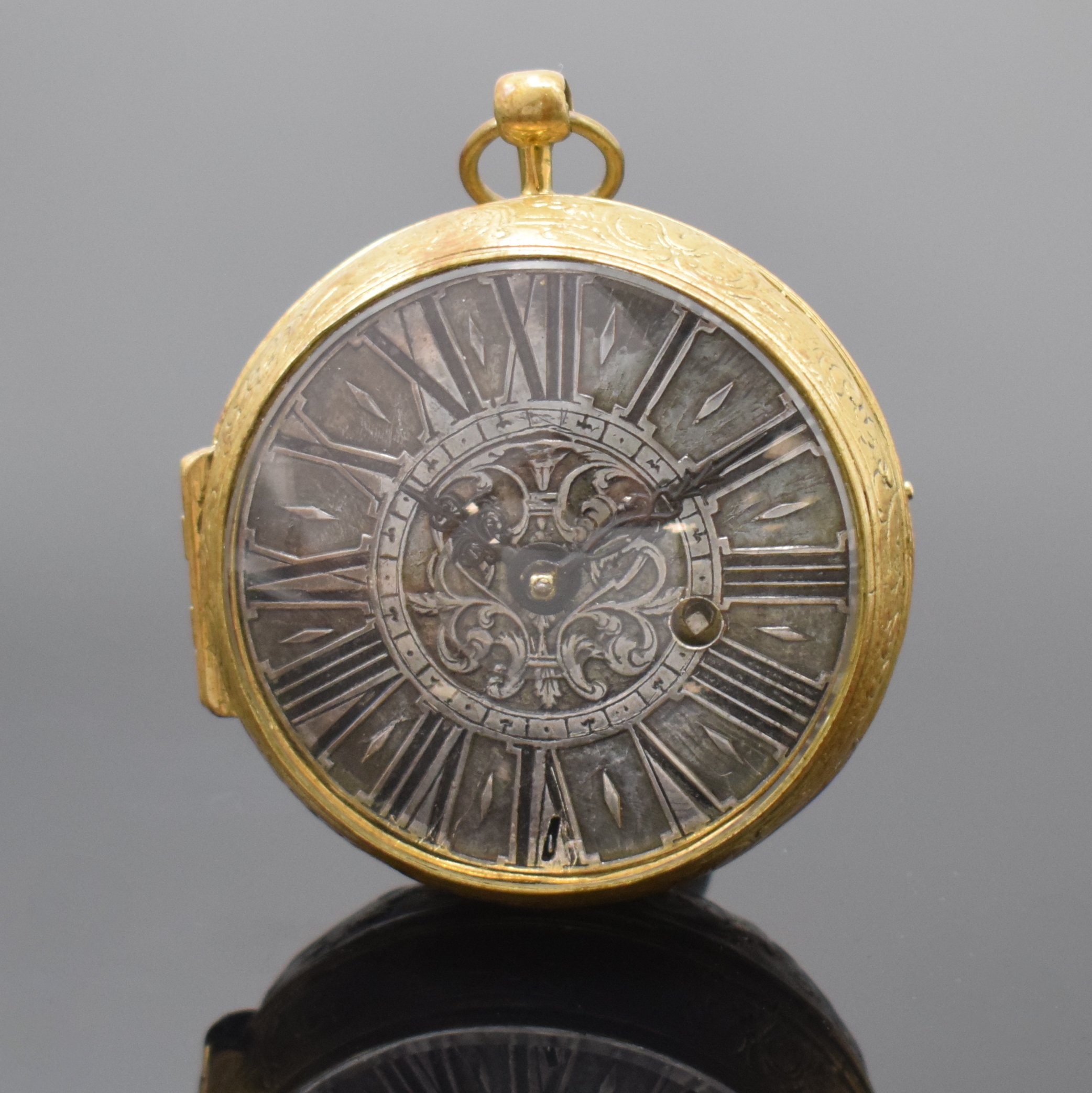 DeCHARME London vergoldete frühe Spindeltaschenuhr, um 1720, Schlüsselaufzug, grav. Geh., vers. Zifferbl. m. röm. Zahlen, verg. Werk m. Kette u. ...