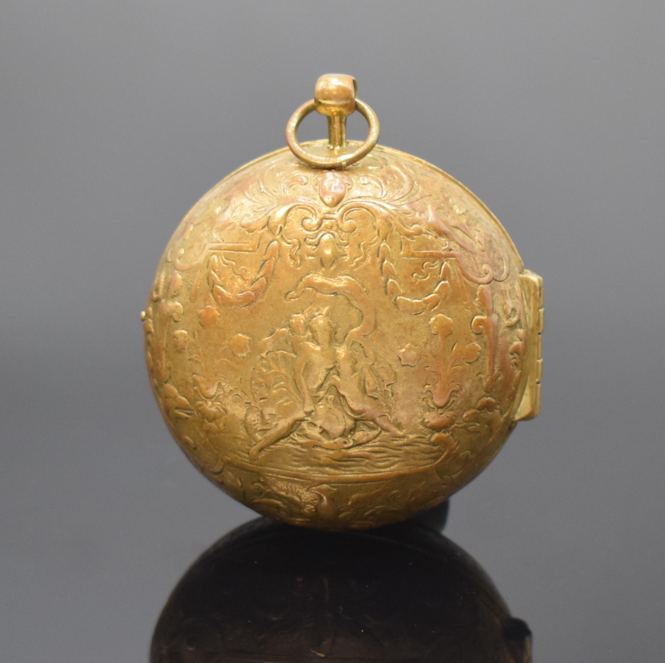 Detail a: DeCHARME London vergoldete frühe Spindeltaschenuhr, um 1720, Schlüsselaufzug, grav. Geh., vers. Zifferbl. m. röm. Zahlen, verg. Werk m. Kette u. ...