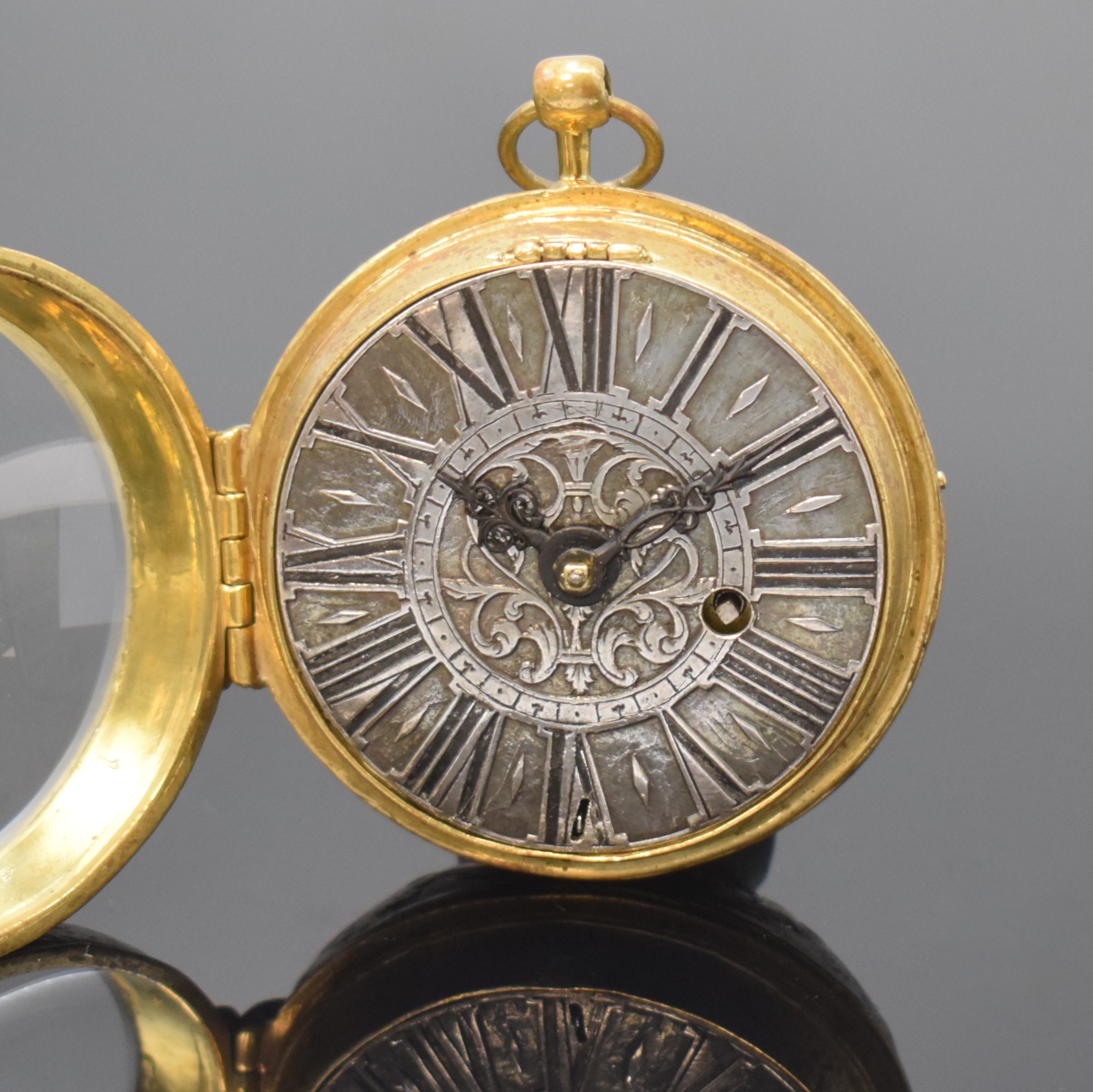 Detail b: DeCHARME London vergoldete frühe Spindeltaschenuhr, um 1720, Schlüsselaufzug, grav. Geh., vers. Zifferbl. m. röm. Zahlen, verg. Werk m. Kette u. ...