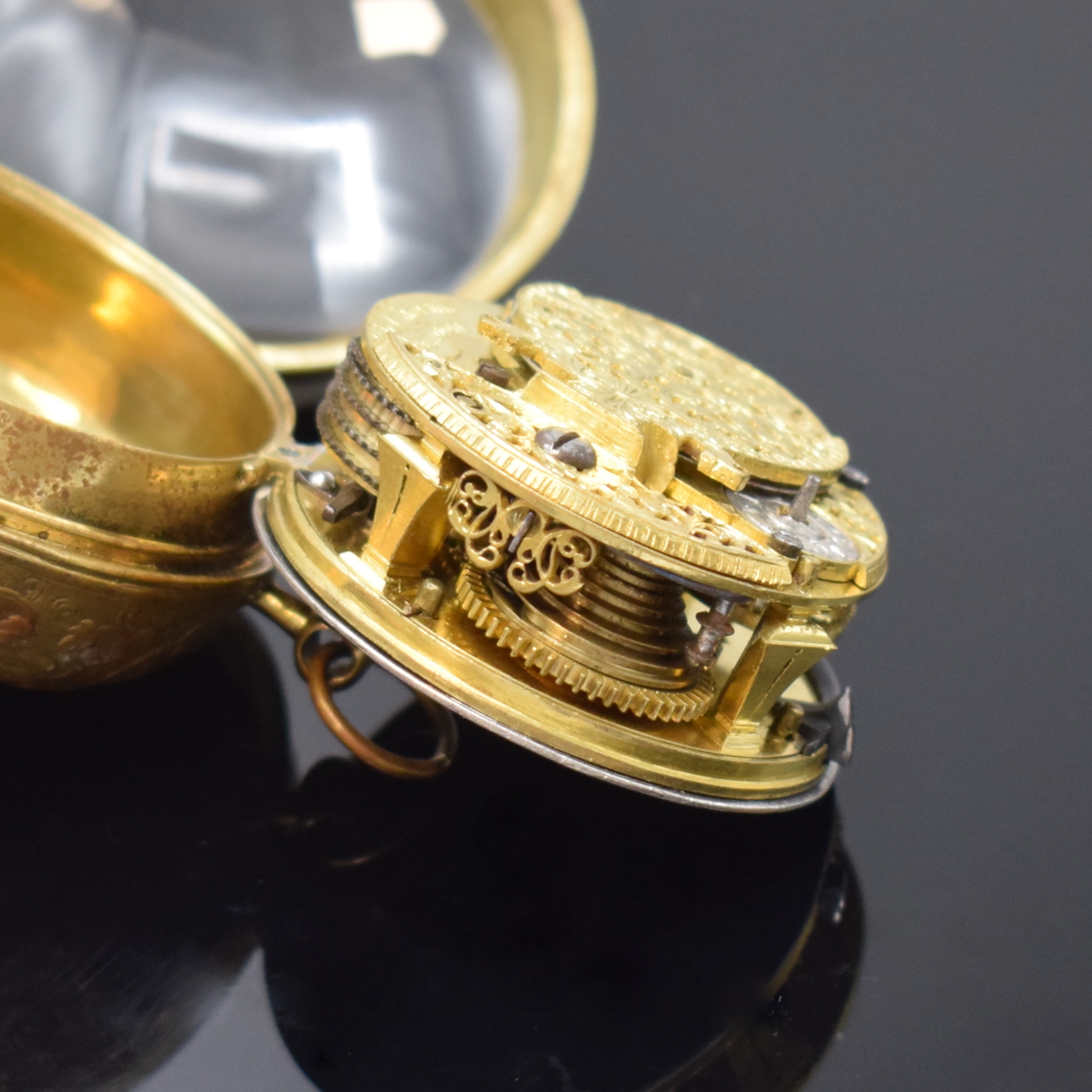 Detail d: DeCHARME London vergoldete frühe Spindeltaschenuhr, um 1720, Schlüsselaufzug, grav. Geh., vers. Zifferbl. m. röm. Zahlen, verg. Werk m. Kette u. ...