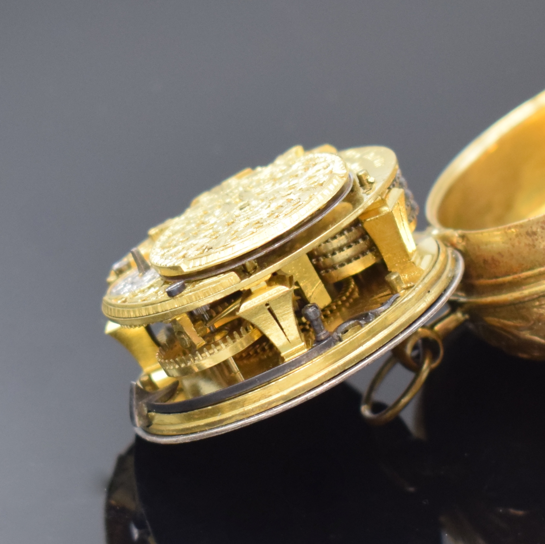 Detail e: DeCHARME London vergoldete frühe Spindeltaschenuhr, um 1720, Schlüsselaufzug, grav. Geh., vers. Zifferbl. m. röm. Zahlen, verg. Werk m. Kette u. ...
