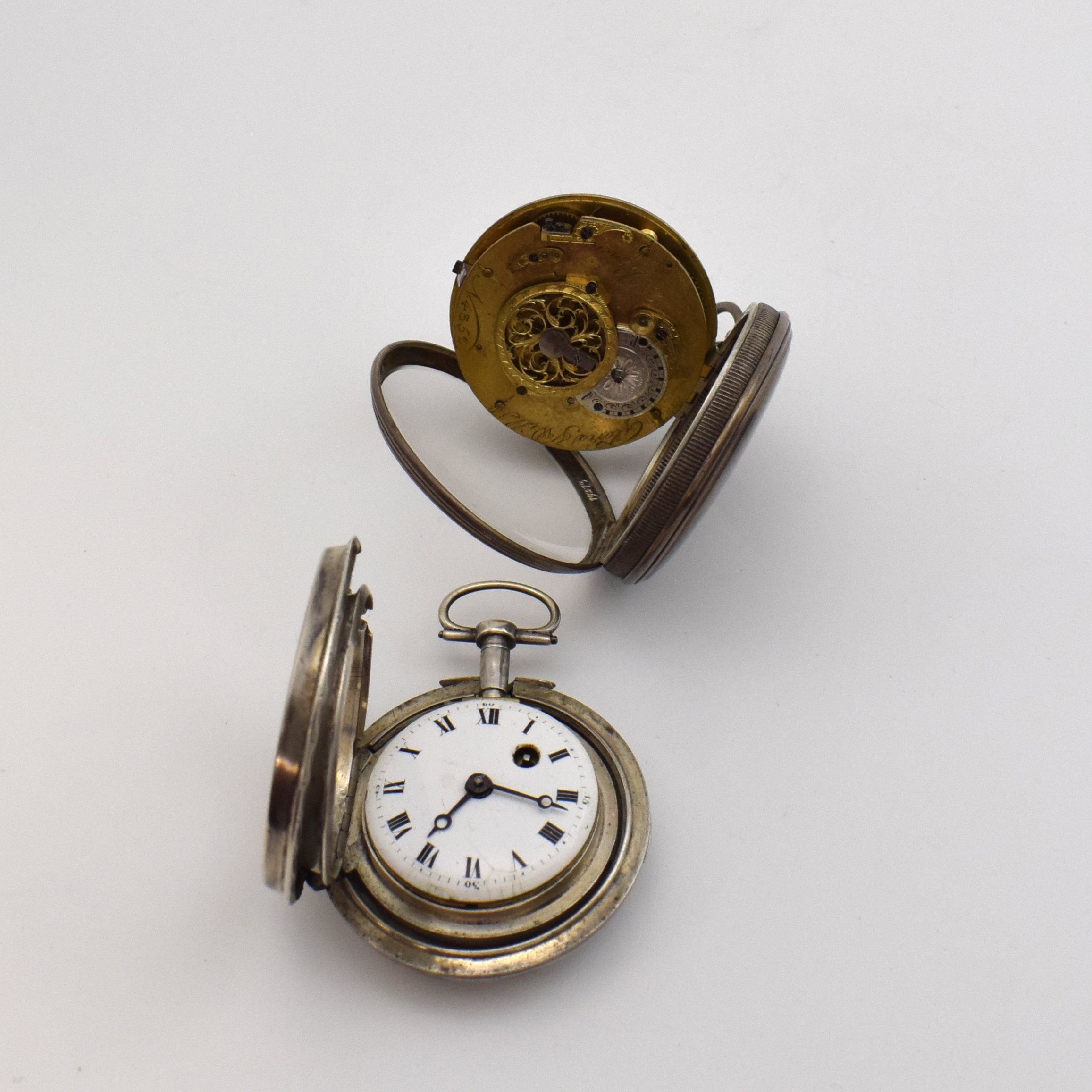 Detail b: 6 Spindeltaschenuhren in Silber, 3x Alpenländisch, 1x England, 1x Frankreich und 1x Schweiz um 1800-1830, 3x Übergeh. (1x Schildpatt) u. Gehäuse ...