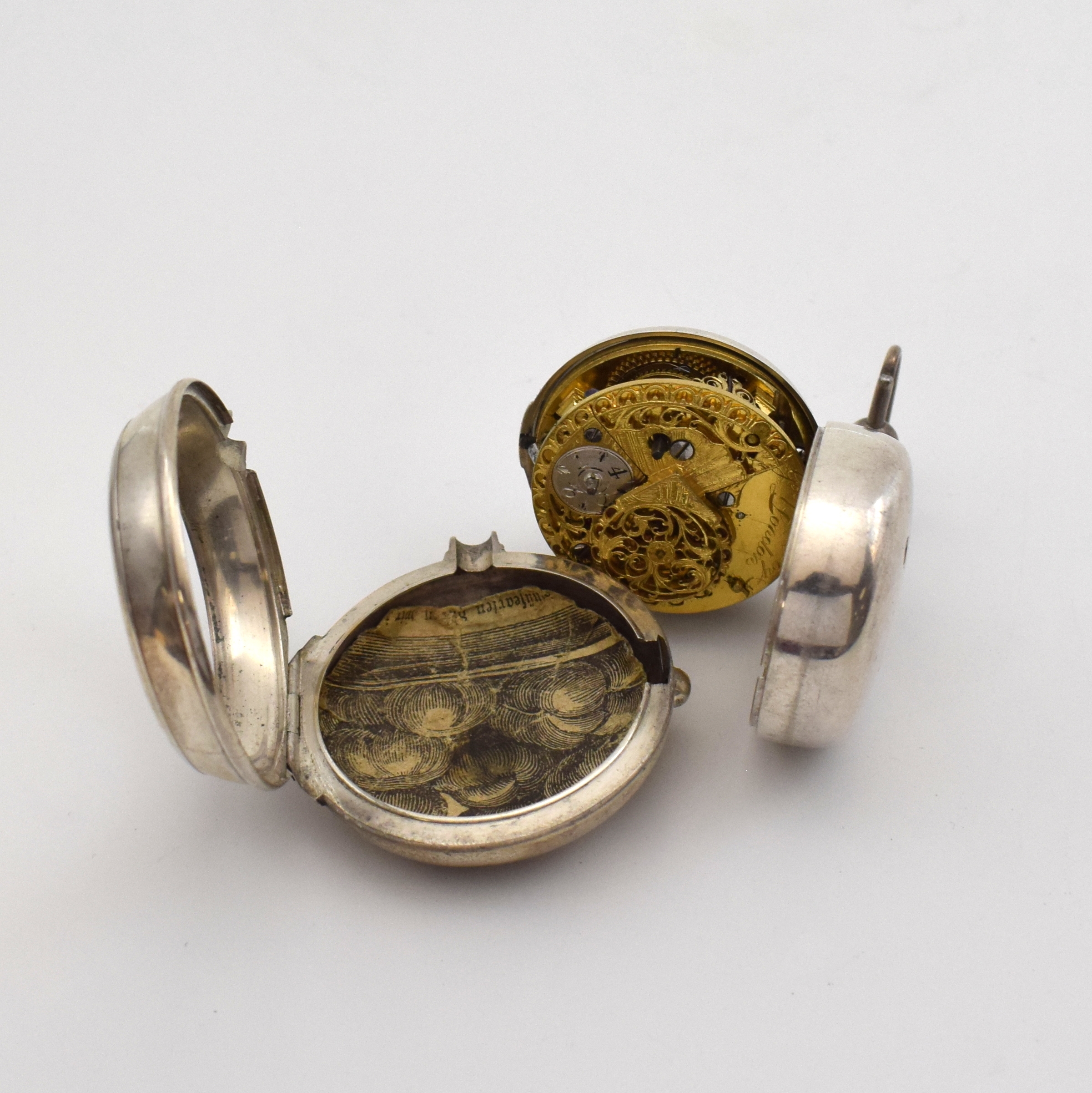 Detail d: 6 Spindeltaschenuhren in Silber, 3x Alpenländisch, 1x England, 1x Frankreich und 1x Schweiz um 1800-1830, 3x Übergeh. (1x Schildpatt) u. Gehäuse ...