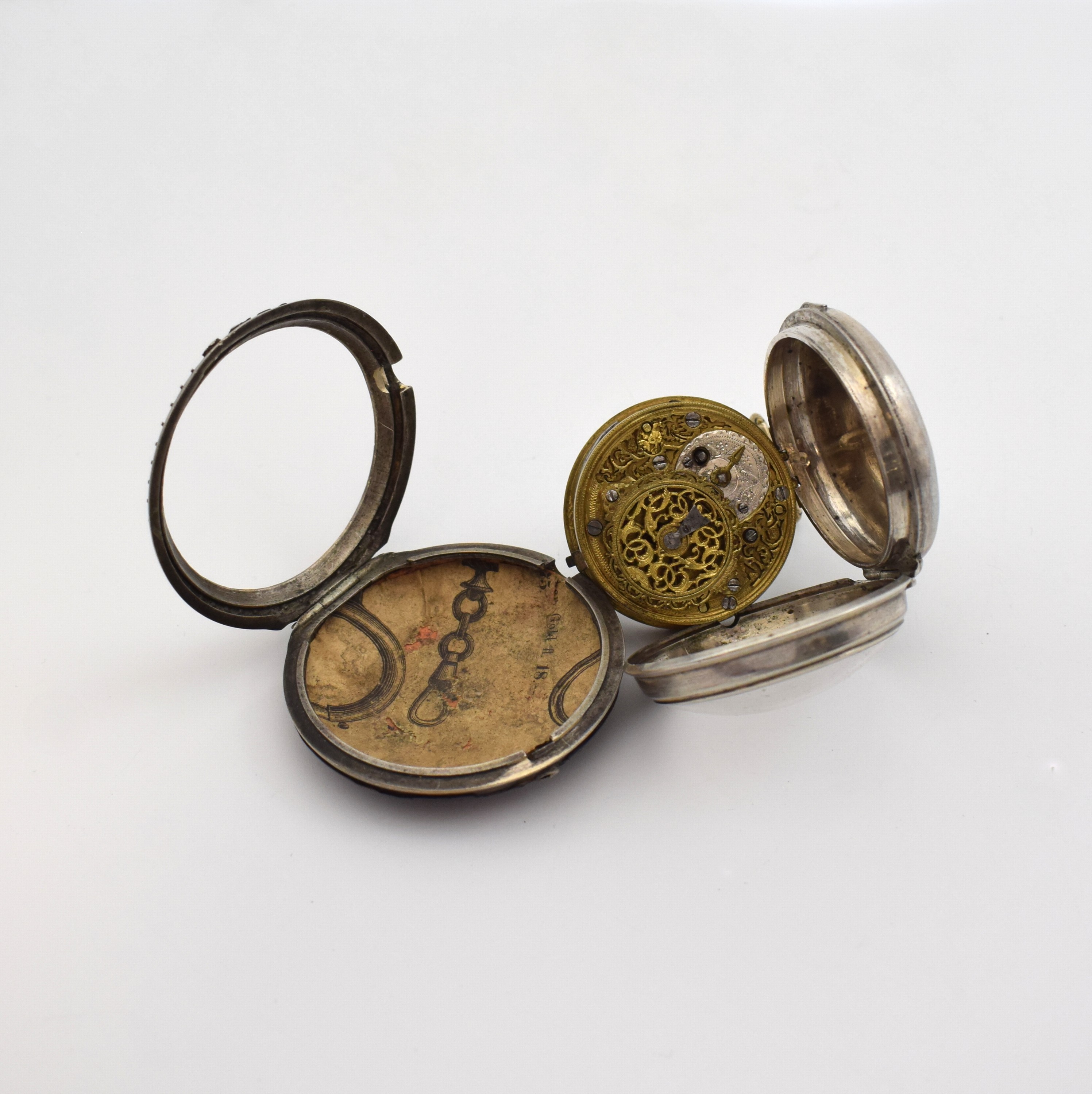 Detail e: 6 Spindeltaschenuhren in Silber, 3x Alpenländisch, 1x England, 1x Frankreich und 1x Schweiz um 1800-1830, 3x Übergeh. (1x Schildpatt) u. Gehäuse ...