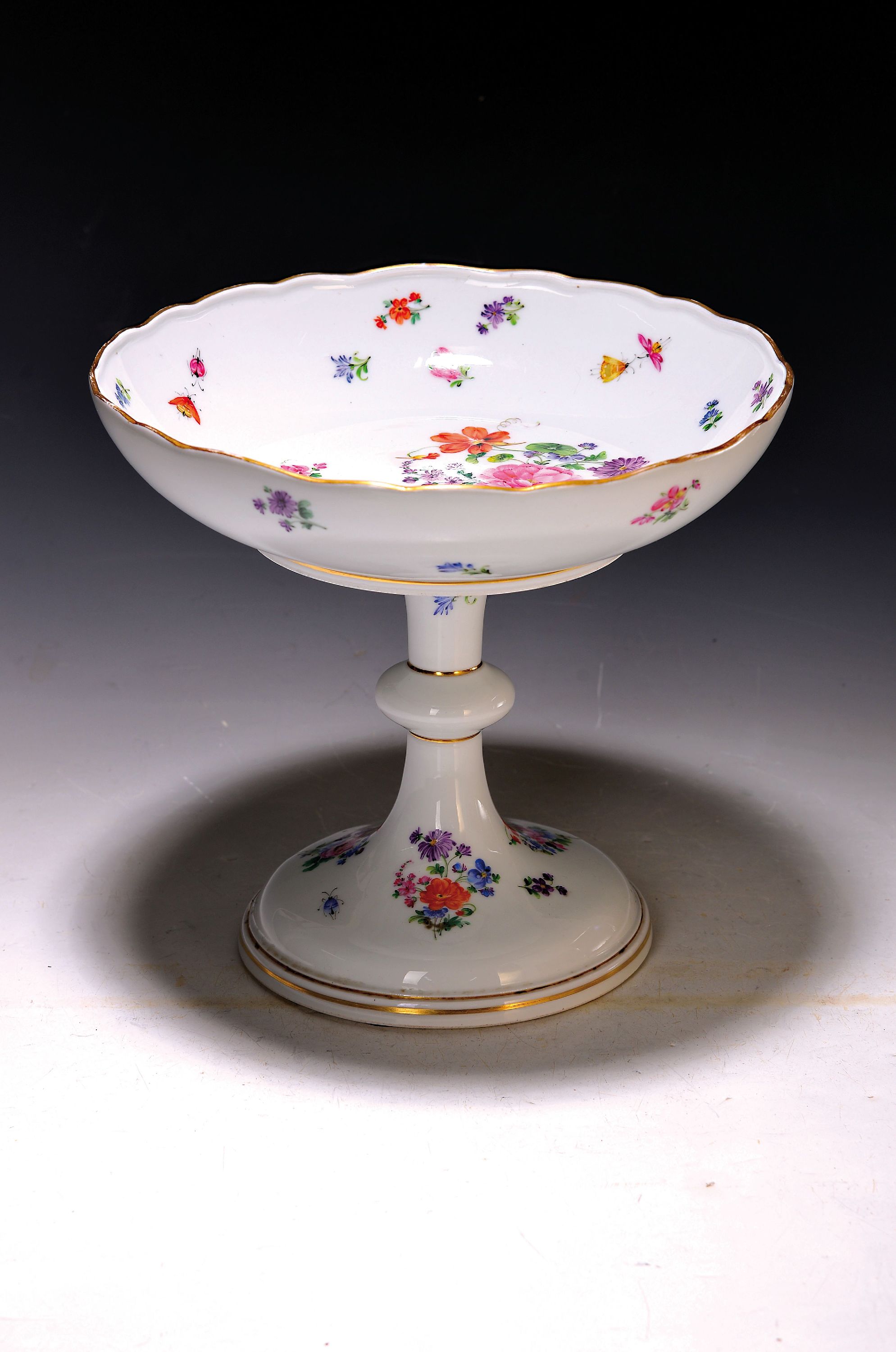 Fußschale/Tafelaufsatz, Meissen, um 1860, Porzellan, reiche Blumenmalerei mit Insekten und gestreuten Blümchen, Goldränder leicht berieben, H. 22 ...