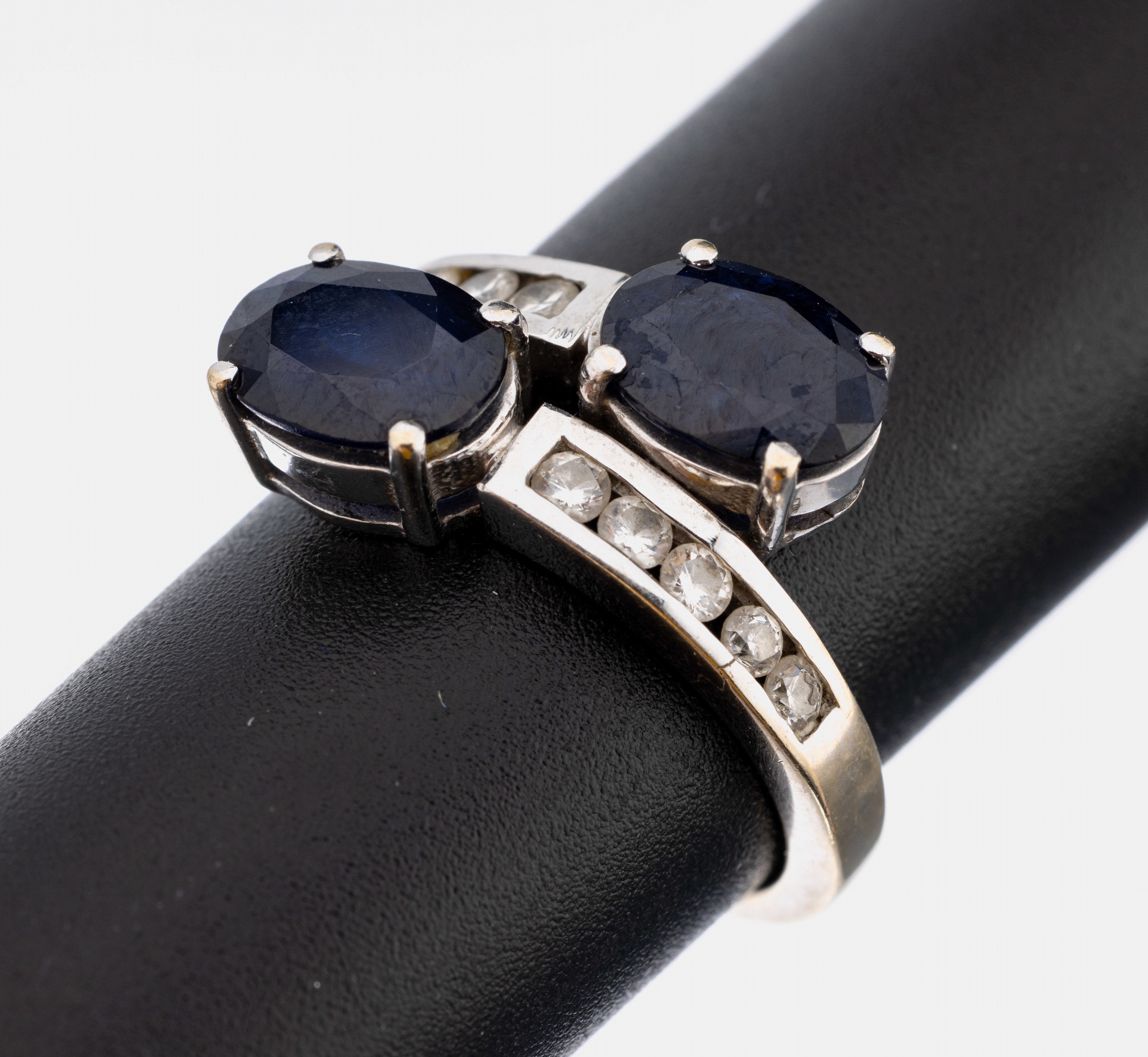 18 kt Gold Saphir-Brillant-Ring, WG 750/000, 2 ovalfacett. Saphire zus. ca. 2.40 ct (beh.), 10 Brillanten zus. ca. 0.26 ct Weiß/si, RW 54, ca. 5.1 ...