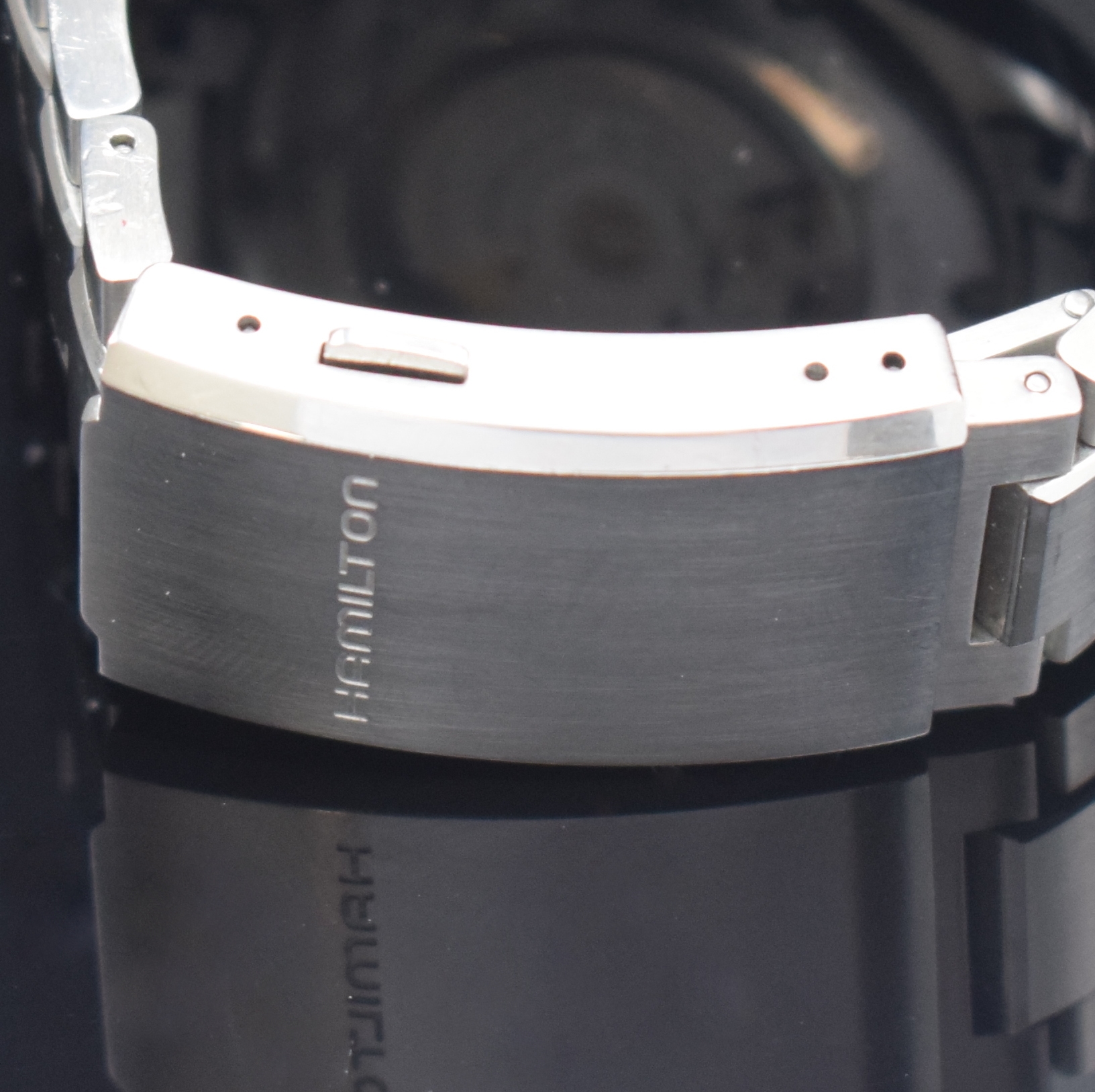 Detail d: HAMILTON Khaki Herrenarmbanduhr Referenz H64515133, Schweiz verk. lt. Pap. 10/2011, Automatik, beids. vergl. Edelstahlgeh., Boden u. Krone verschr., ...