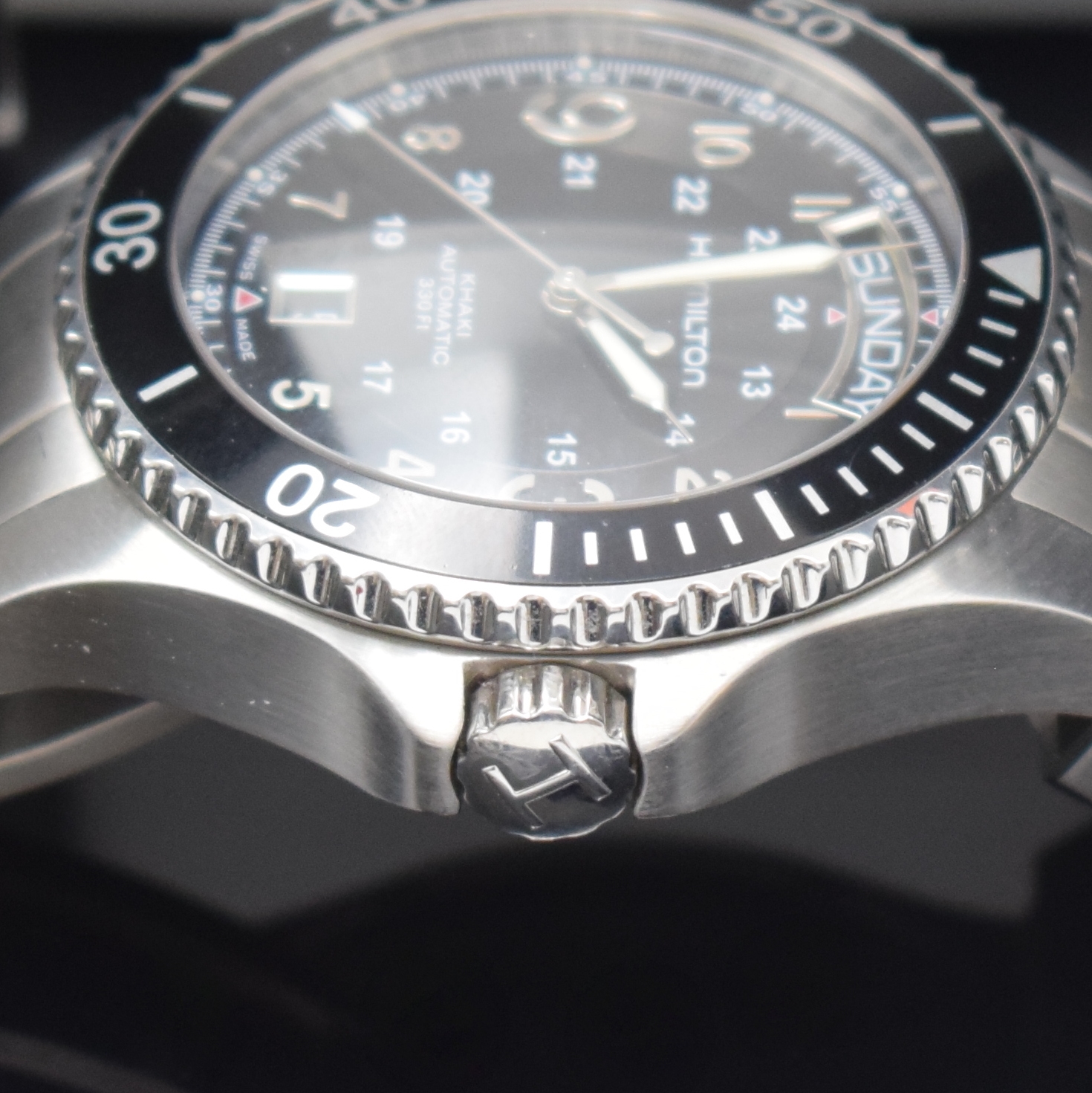 Detail e: HAMILTON Khaki Herrenarmbanduhr Referenz H64515133, Schweiz verk. lt. Pap. 10/2011, Automatik, beids. vergl. Edelstahlgeh., Boden u. Krone verschr., ...