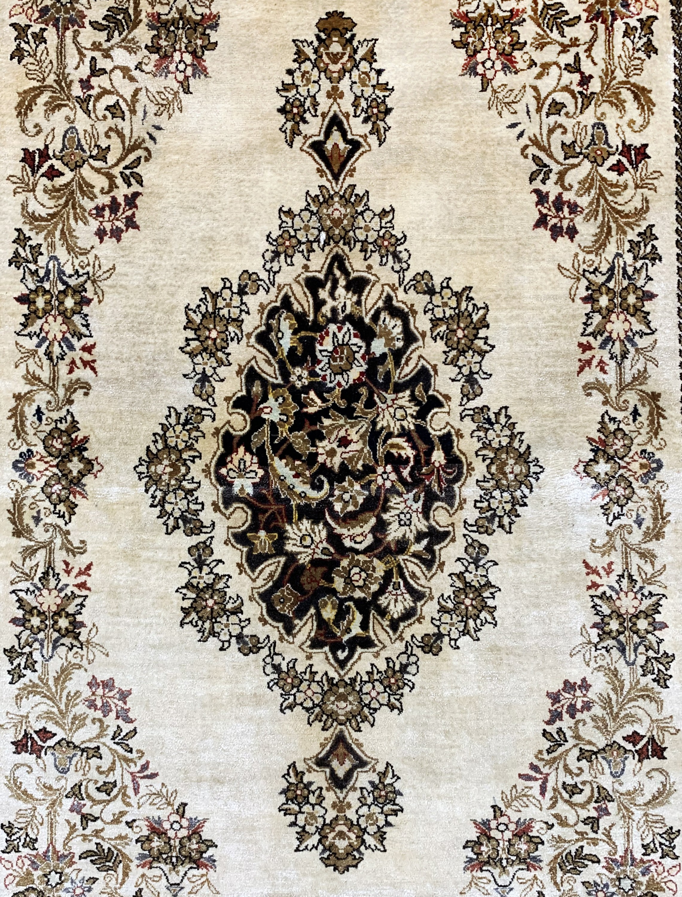 Detail b: Ghom Seide alt, Persien, Mitte 20.Jhd, reine Naturseide, ca. 180 x 109 cm, EHZ: 2