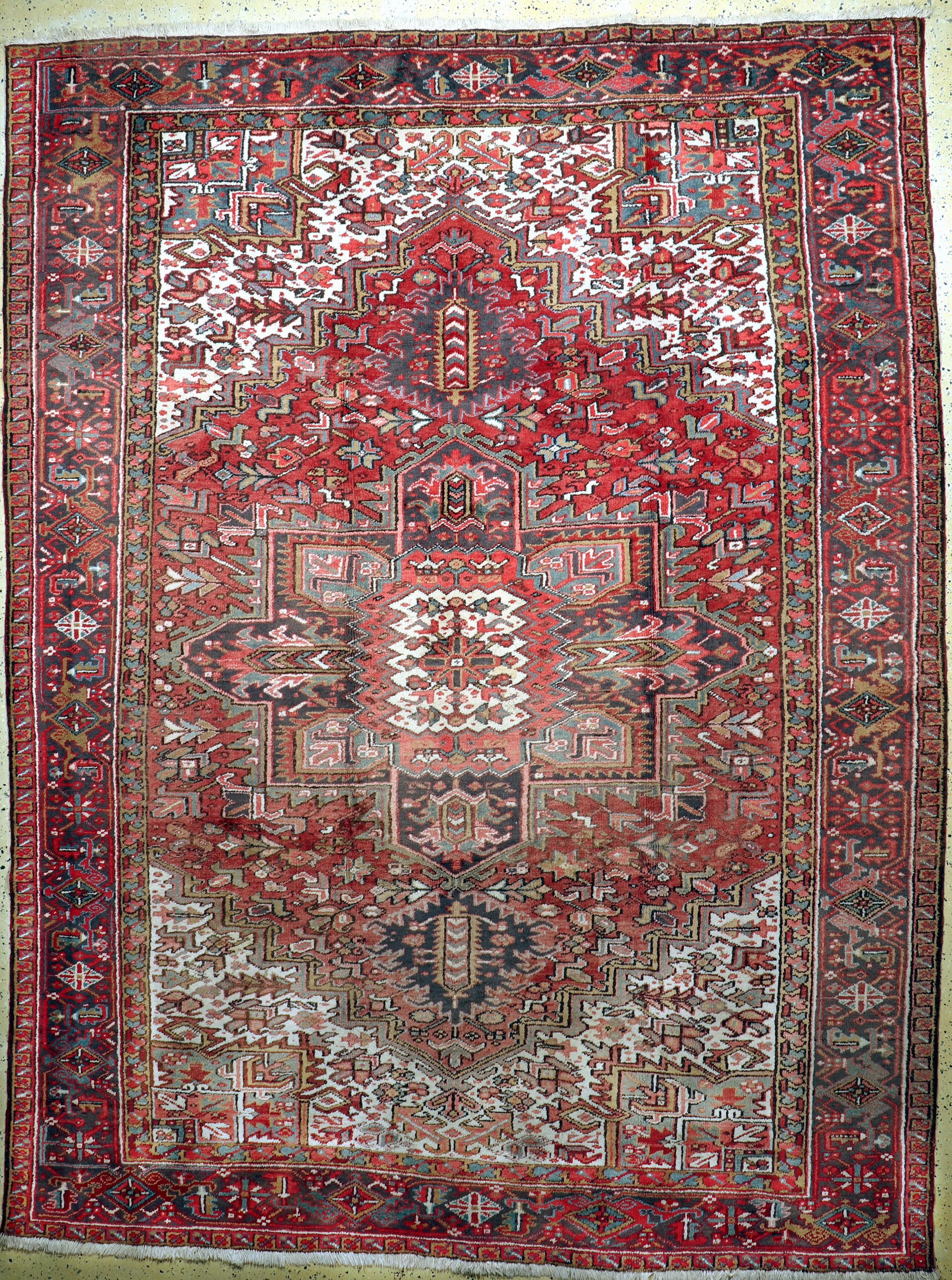 Heriz alt, Persien, Mitte 20.Jhd, Wolle aufBaumwolle, ca. 335 x 256 cm, verblasst, EHZ: 2