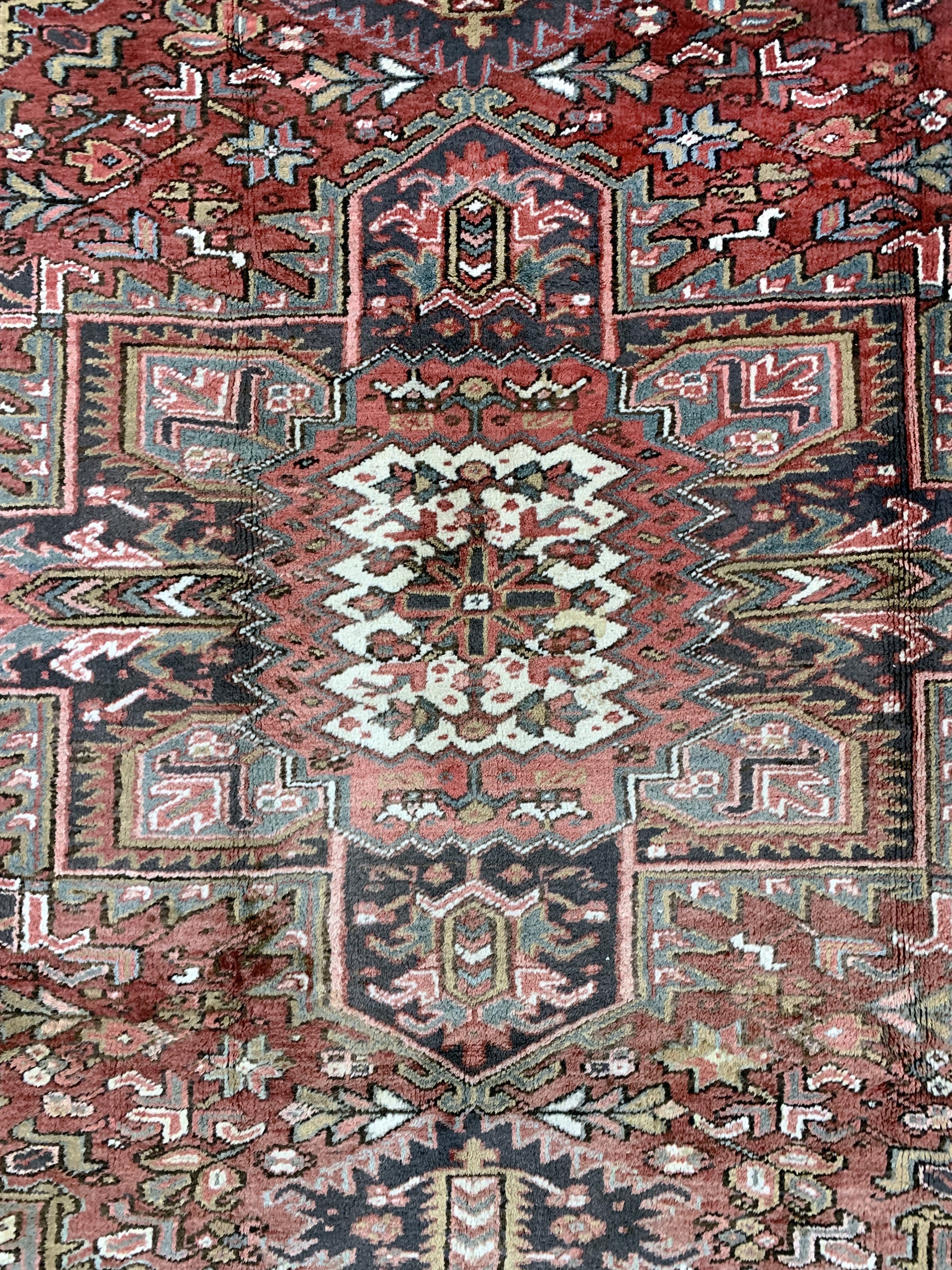 Detail c: Heriz alt, Persien, Mitte 20.Jhd, Wolle aufBaumwolle, ca. 335 x 256 cm, verblasst, EHZ: 2