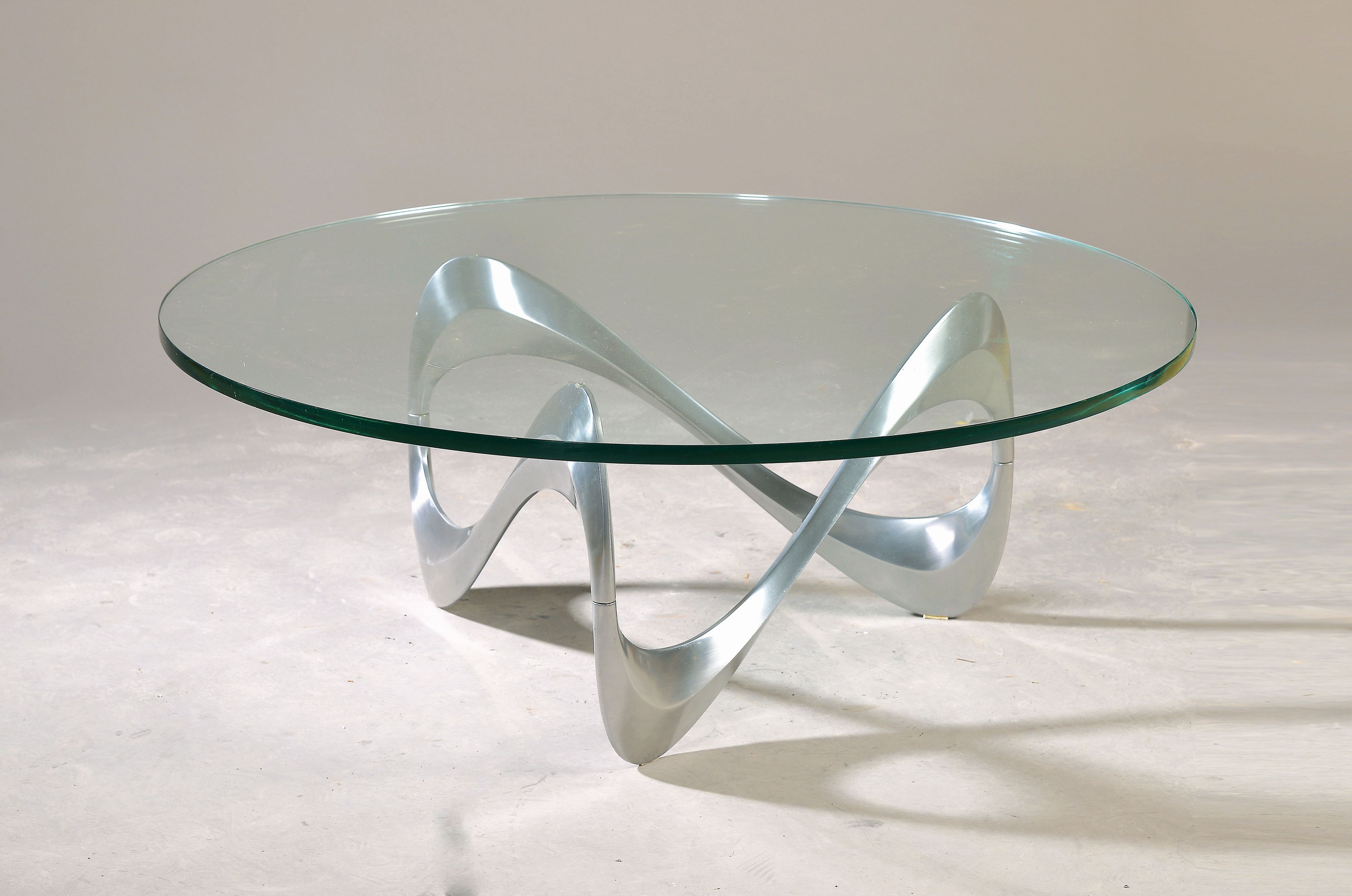 Couchtisch/Sofatisch, Hesterberg KNUT, "Snake" Entwurf: 1960er Jahre, Ausführung Ronald Schmitt, geschwungen geformtes Alugestell mit ...