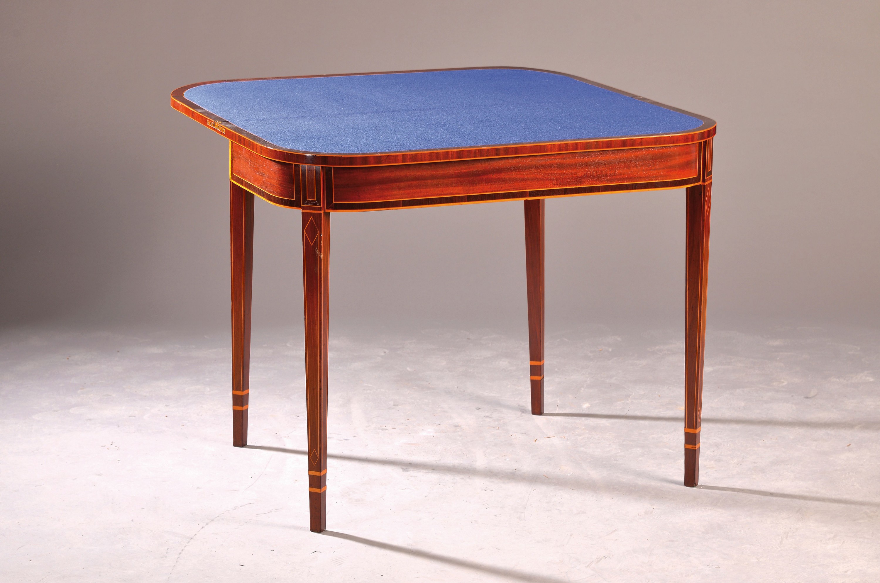 Detail a: Feiner Konsolentisch/Spieltisch, norddeutsch, um 1820, Mahagonifurnier, Tischplatte aufklappbar, Innenseite mit blauem Tuch bezogen, Zarge und spitz ...
