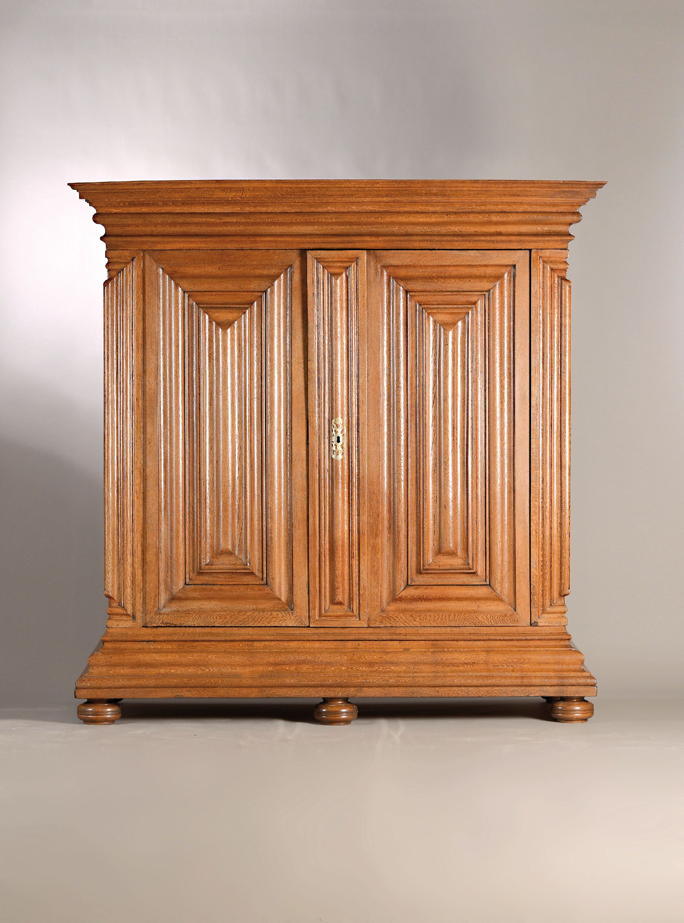 Frankfurter Wellenschrank, Ecknasenschrank um 1720, Eiche massiv, Gesims und Sockel, Korpus und auf den Türen mit kräftigem Wellenprofil, kanten ...