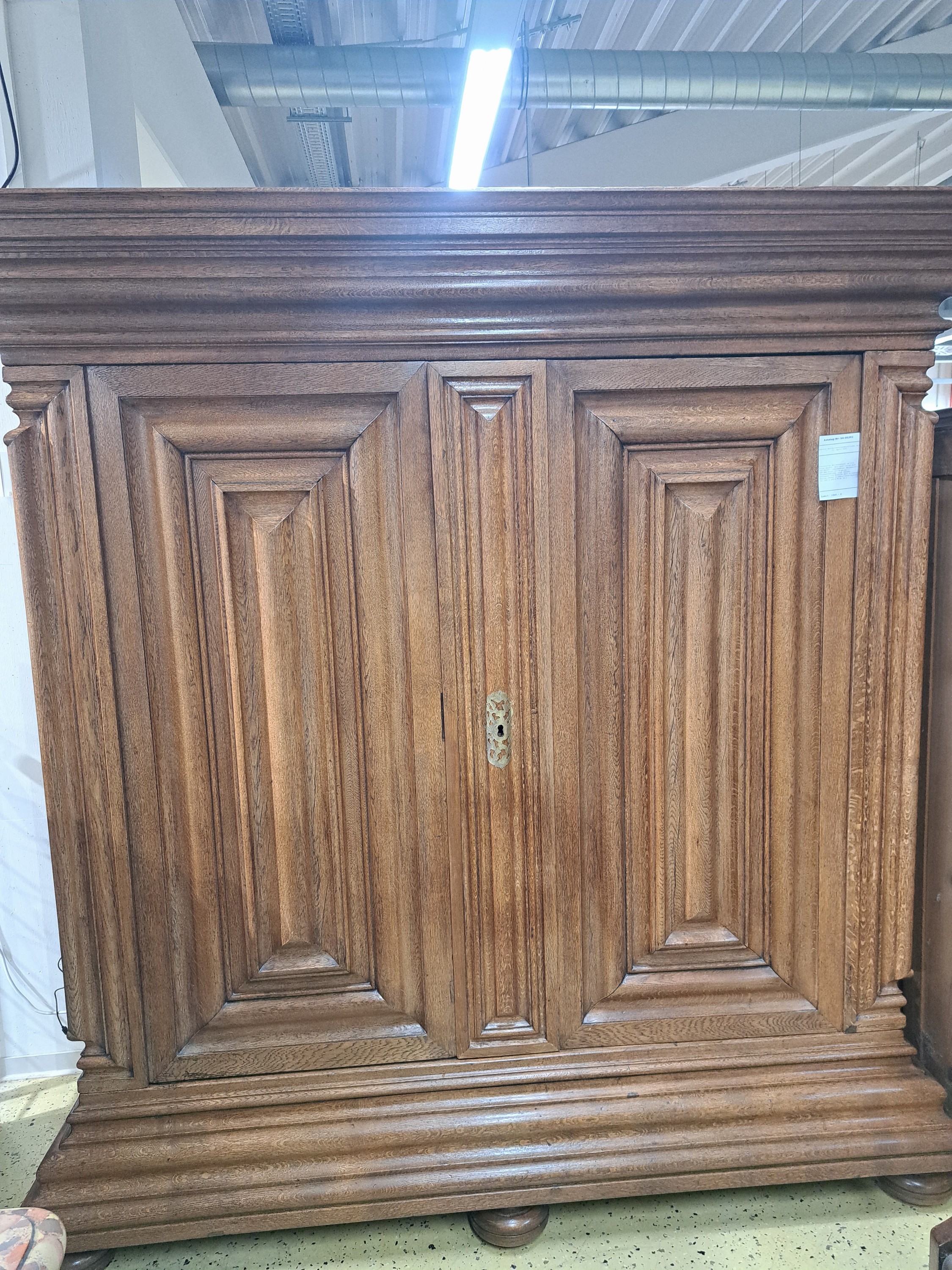 Detail a: Frankfurter Wellenschrank, Ecknasenschrank um 1720, Eiche massiv, Gesims und Sockel, Korpus und auf den Türen mit kräftigem Wellenprofil, kanten ...