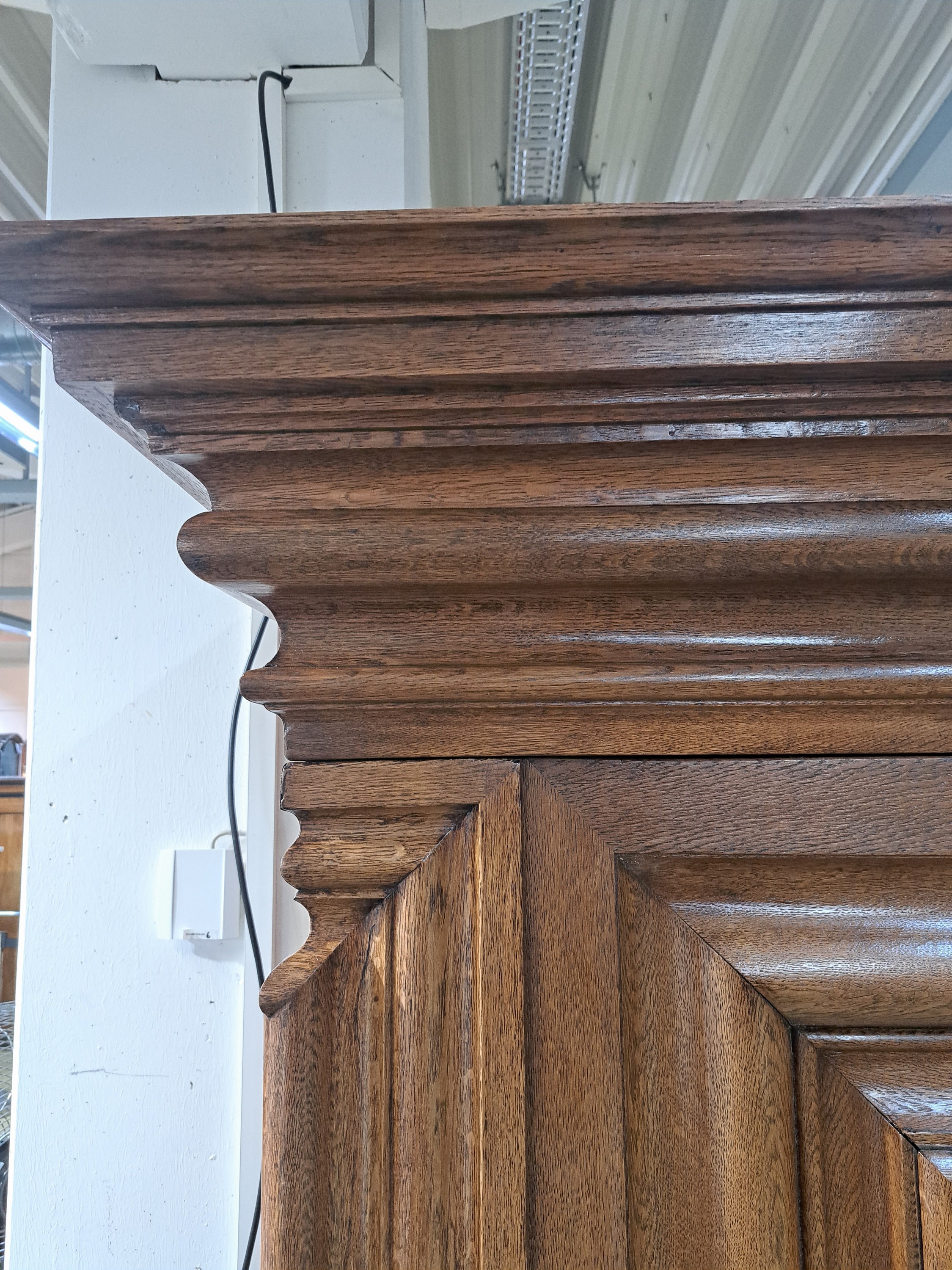 Detail b: Frankfurter Wellenschrank, Ecknasenschrank um 1720, Eiche massiv, Gesims und Sockel, Korpus und auf den Türen mit kräftigem Wellenprofil, kanten ...