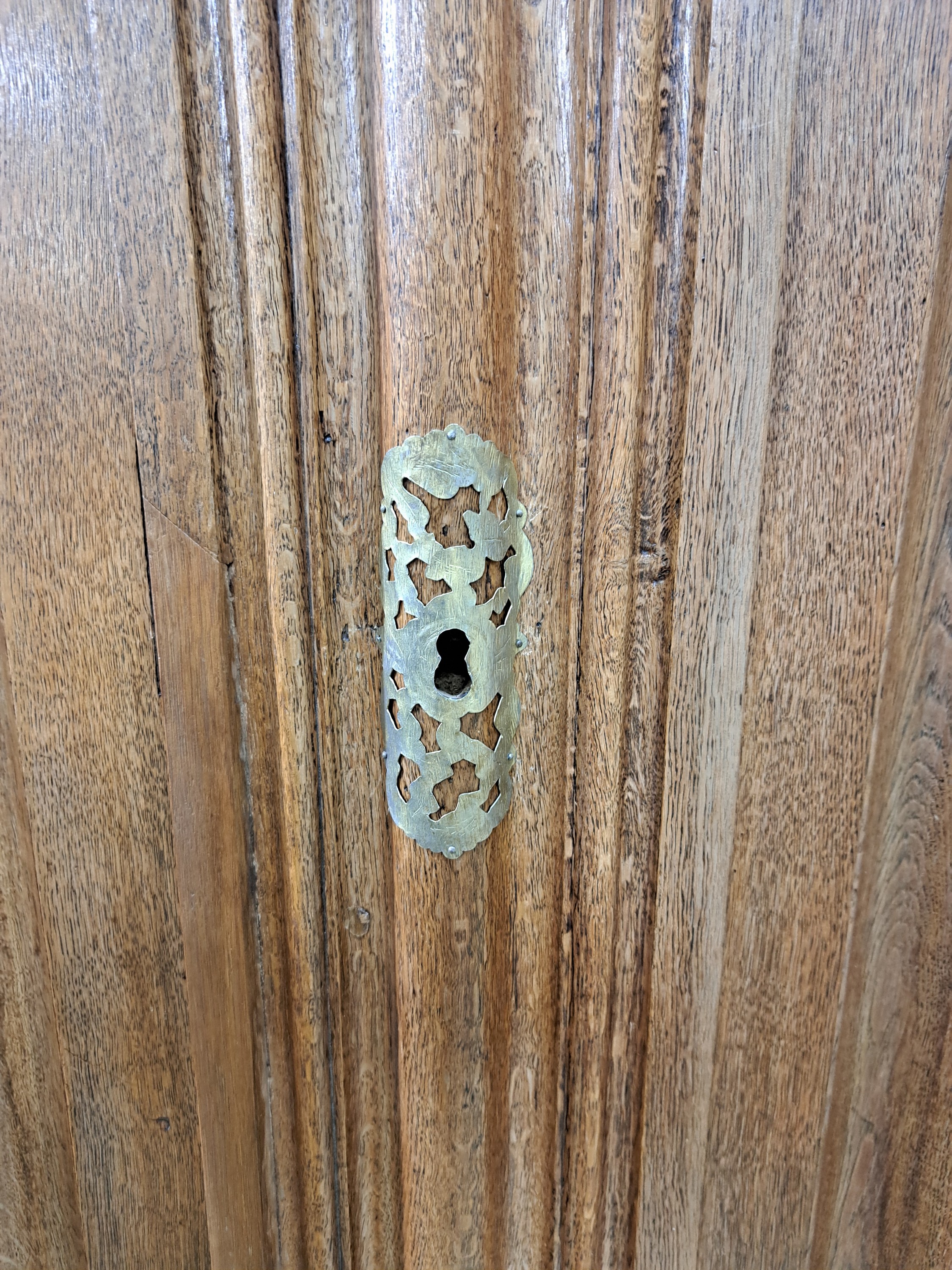 Detail c: Frankfurter Wellenschrank, Ecknasenschrank um 1720, Eiche massiv, Gesims und Sockel, Korpus und auf den Türen mit kräftigem Wellenprofil, kanten ...