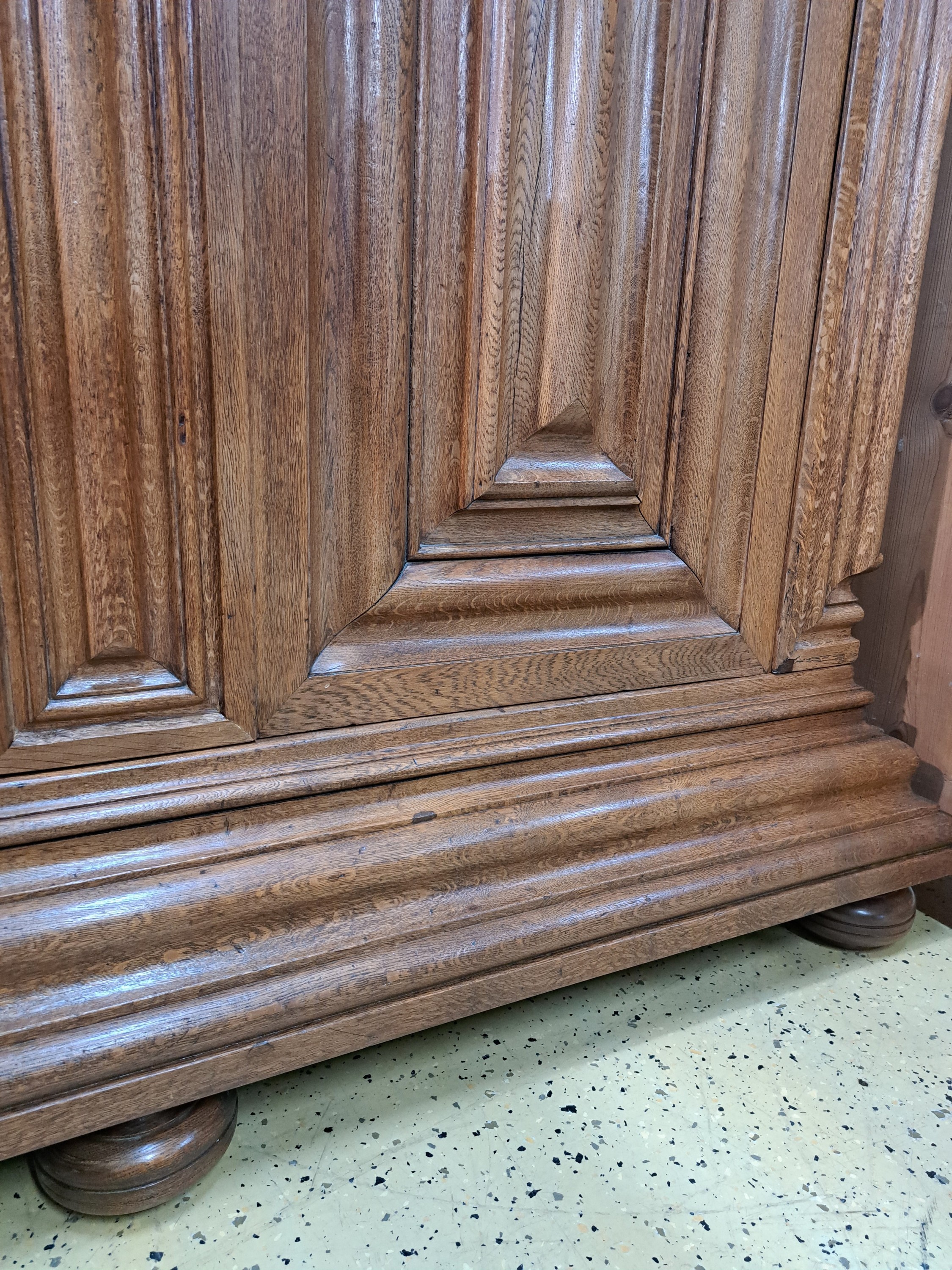 Detail d: Frankfurter Wellenschrank, Ecknasenschrank um 1720, Eiche massiv, Gesims und Sockel, Korpus und auf den Türen mit kräftigem Wellenprofil, kanten ...