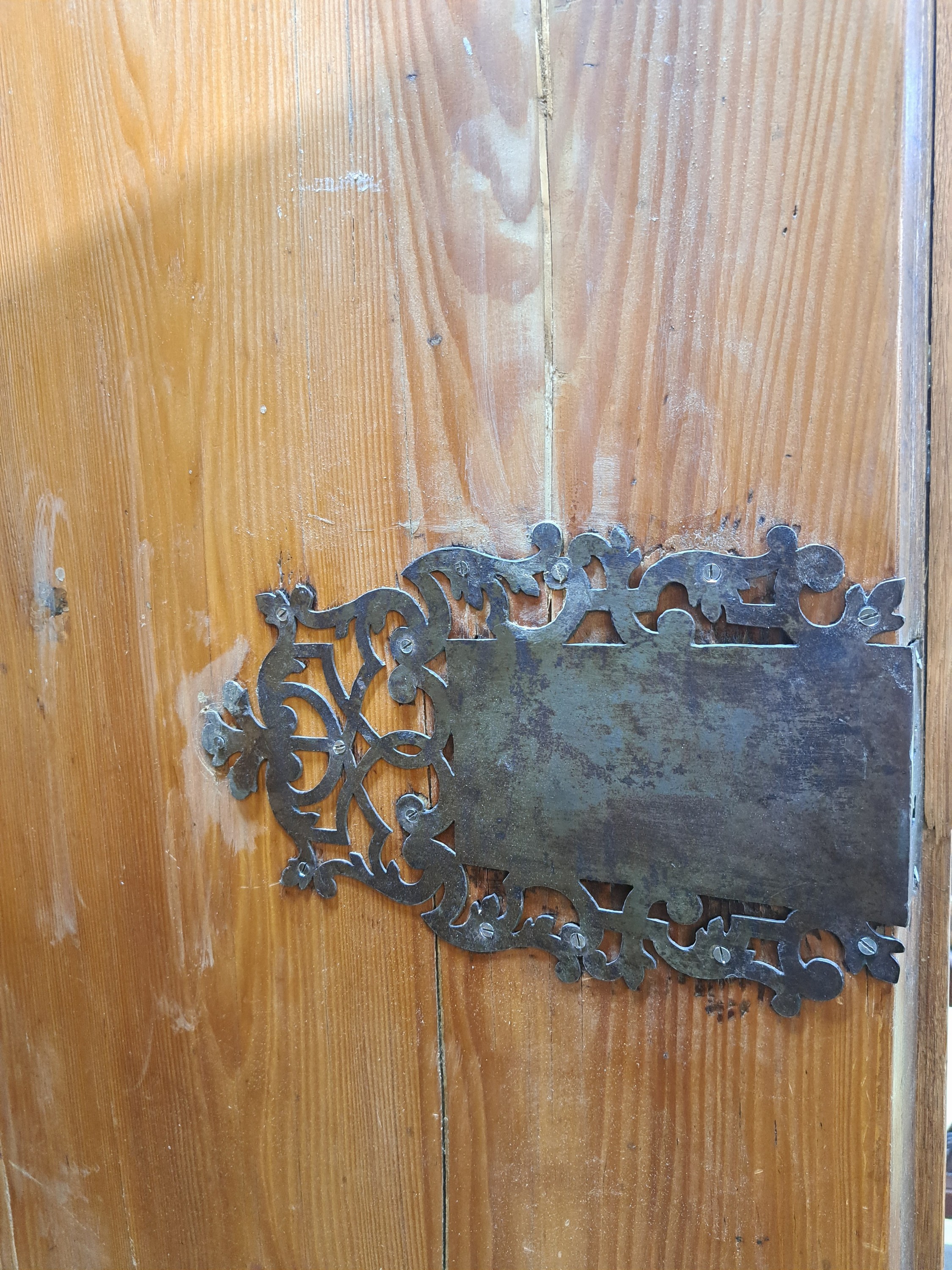 Detail e: Frankfurter Wellenschrank, Ecknasenschrank um 1720, Eiche massiv, Gesims und Sockel, Korpus und auf den Türen mit kräftigem Wellenprofil, kanten ...