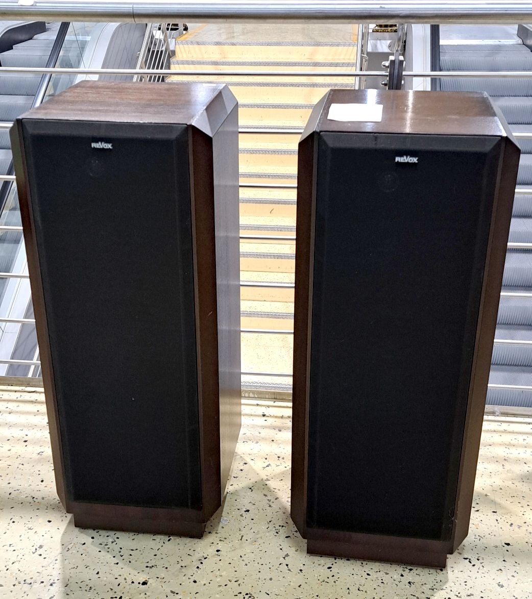 Detail a: Paar Revox Boxen, "REVOX ATRIUM BM MK2", Baujahr 1987-91, Dreiwege-System, Nussbaum Echtholzfurnier, originale Abdeckungen vorhanden, laut ...