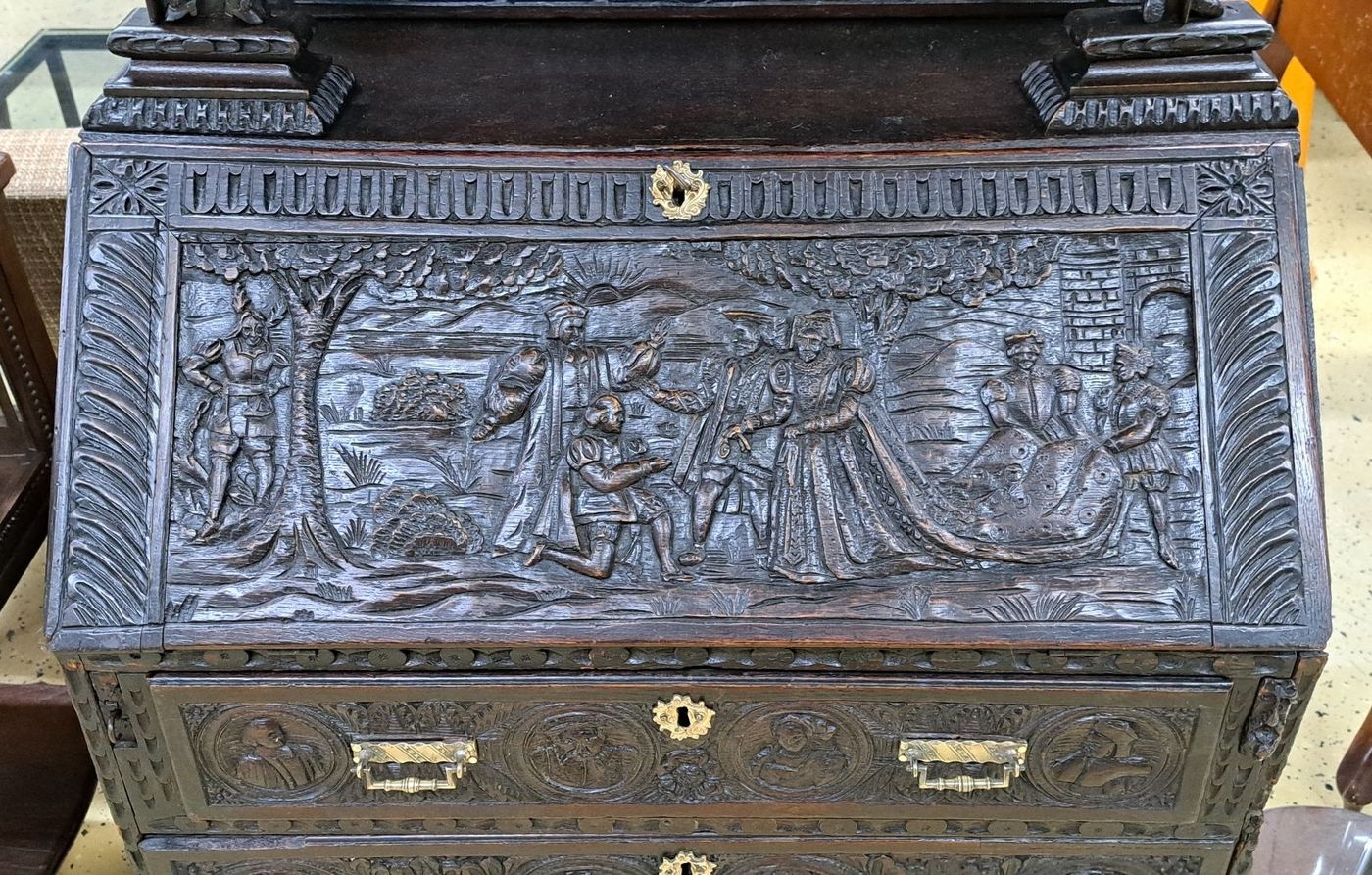 Detail a: Kleiner Sekretär, wohl England, 19.Jh., Eiche massiv, dunkel gebeizt, dreischübiger Korpus darüber mit Sekretäreinteilung, Front und ...