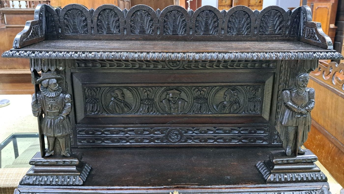 Detail b: Kleiner Sekretär, wohl England, 19.Jh., Eiche massiv, dunkel gebeizt, dreischübiger Korpus darüber mit Sekretäreinteilung, Front und ...