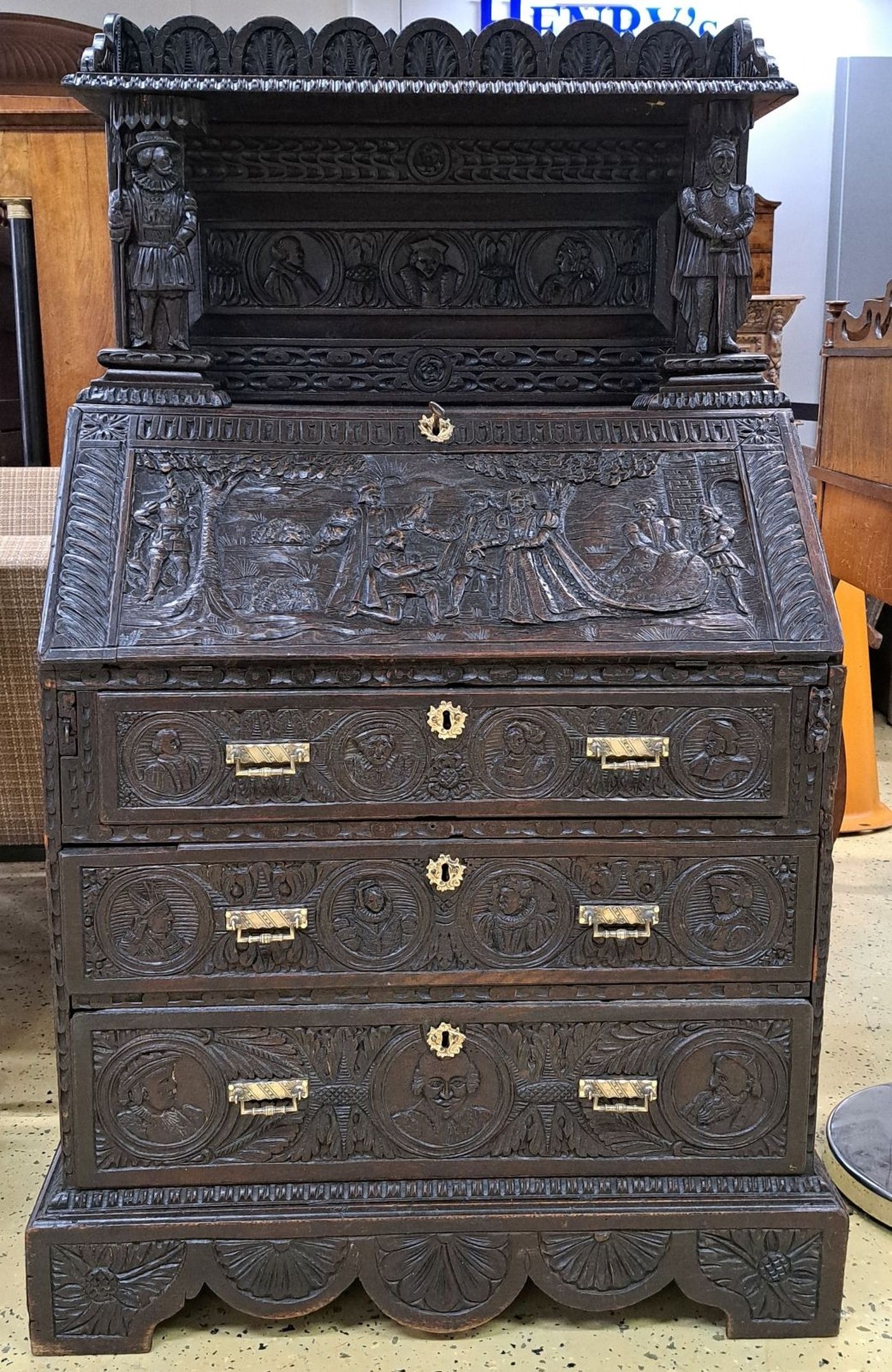 Detail c: Kleiner Sekretär, wohl England, 19.Jh., Eiche massiv, dunkel gebeizt, dreischübiger Korpus darüber mit Sekretäreinteilung, Front und ...