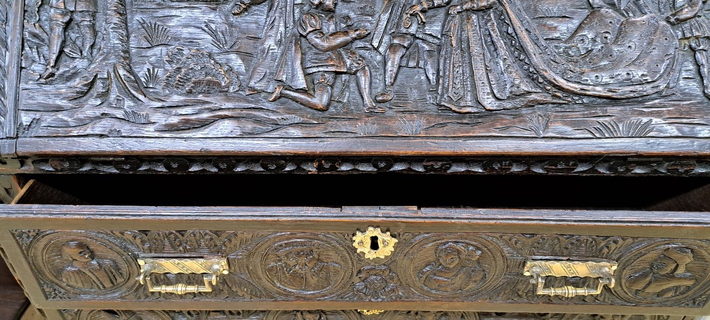 Detail d: Kleiner Sekretär, wohl England, 19.Jh., Eiche massiv, dunkel gebeizt, dreischübiger Korpus darüber mit Sekretäreinteilung, Front und ...