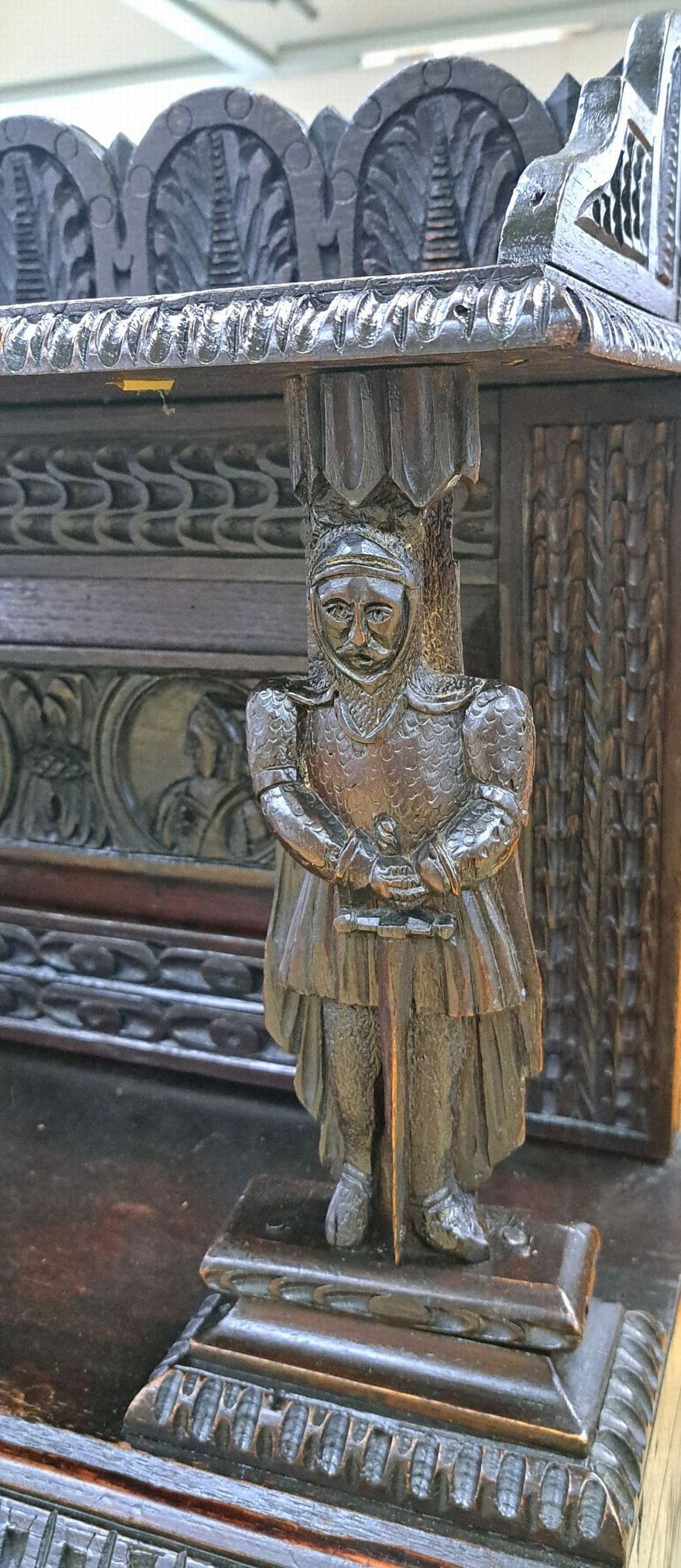 Detail f: Kleiner Sekretär, wohl England, 19.Jh., Eiche massiv, dunkel gebeizt, dreischübiger Korpus darüber mit Sekretäreinteilung, Front und ...