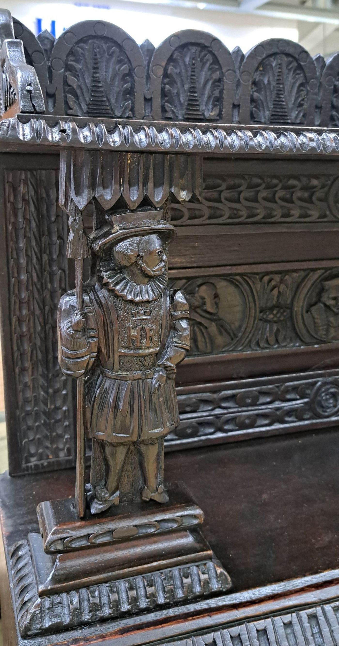 Detail g: Kleiner Sekretär, wohl England, 19.Jh., Eiche massiv, dunkel gebeizt, dreischübiger Korpus darüber mit Sekretäreinteilung, Front und ...