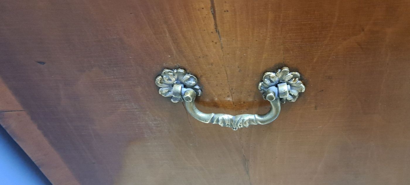 Detail f: Schrägklappensekretär, Barock, um 1750/60, Nußbaumfurnier, Korpus bestehend aus dreischübiger Kommode und Schrägklappensekretär, Aufsatz mit ...