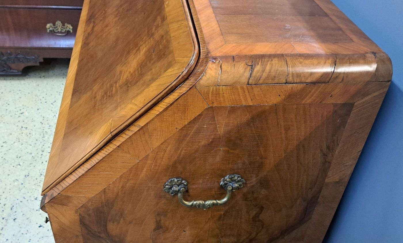 Detail i: Schrägklappensekretär, Barock, um 1750/60, Nußbaumfurnier, Korpus bestehend aus dreischübiger Kommode und Schrägklappensekretär, Aufsatz mit ...