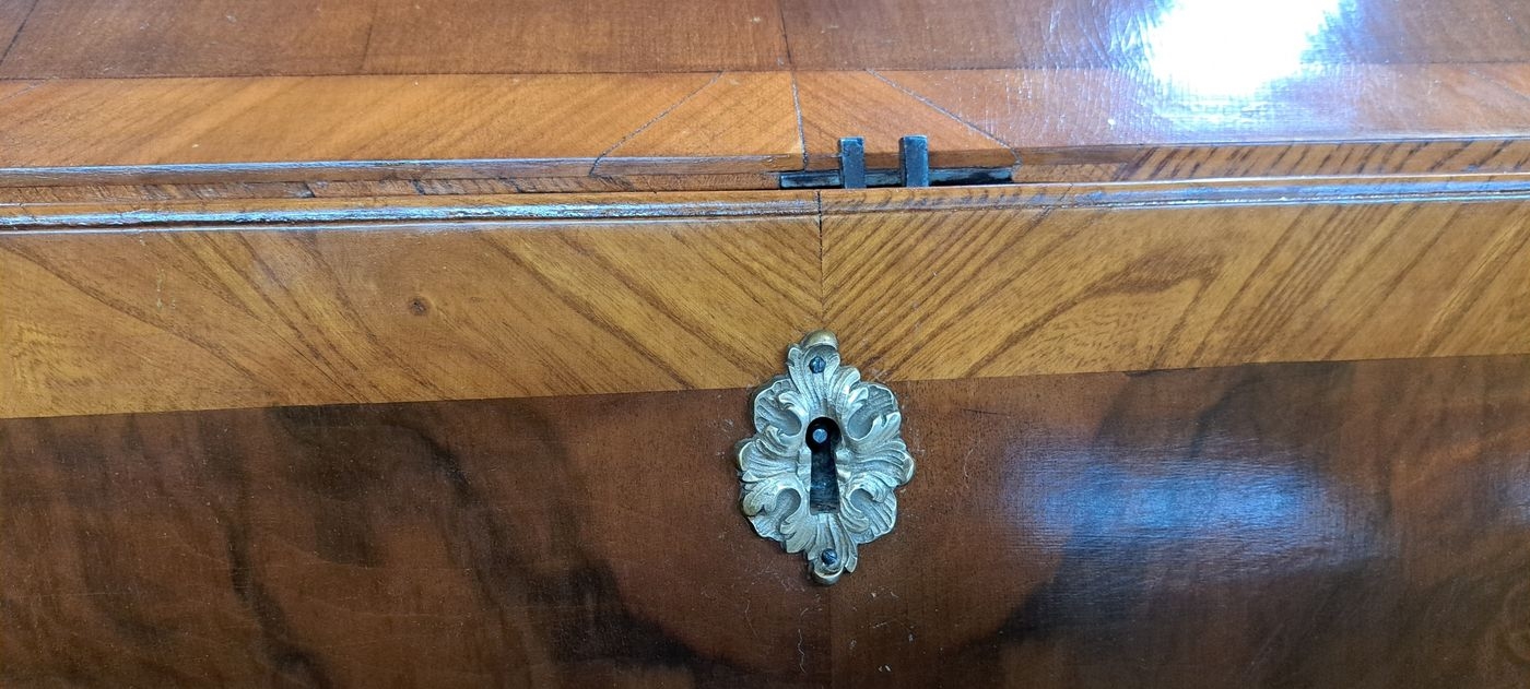 Detail j: Schrägklappensekretär, Barock, um 1750/60, Nußbaumfurnier, Korpus bestehend aus dreischübiger Kommode und Schrägklappensekretär, Aufsatz mit ...