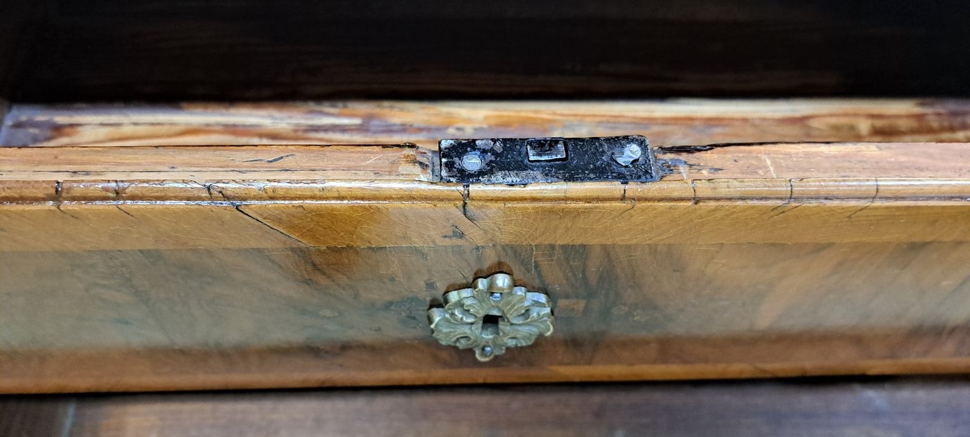 Detail m: Schrägklappensekretär, Barock, um 1750/60, Nußbaumfurnier, Korpus bestehend aus dreischübiger Kommode und Schrägklappensekretär, Aufsatz mit ...