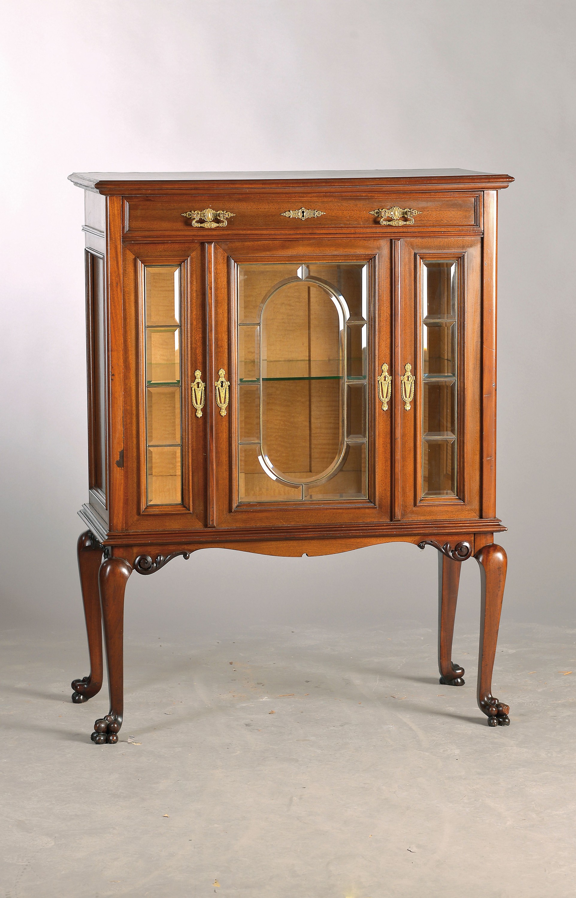 Vitrine, England, um 1900, Mahagonifurnier, z.T. massiv, eintürig verglast mit facettierten und geschliffenen Scheiben, mehrfach unterteilt, Beine ...