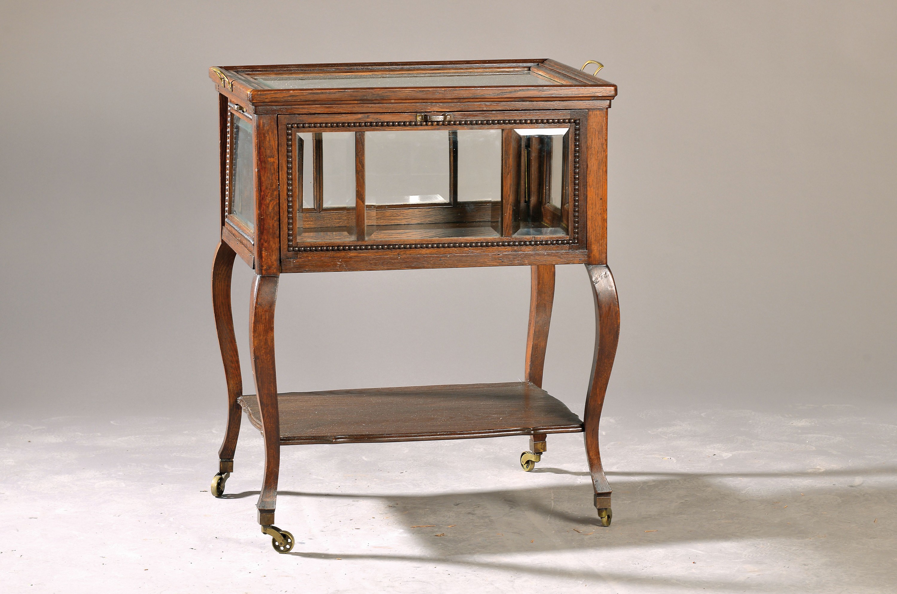 Servierwagen um 1900/10, Eiche massiv Korpus, vierseitig verglast, Deckplatte als Glasboden, fest montierte Deckplatte mit Glas,seitlich mit ...