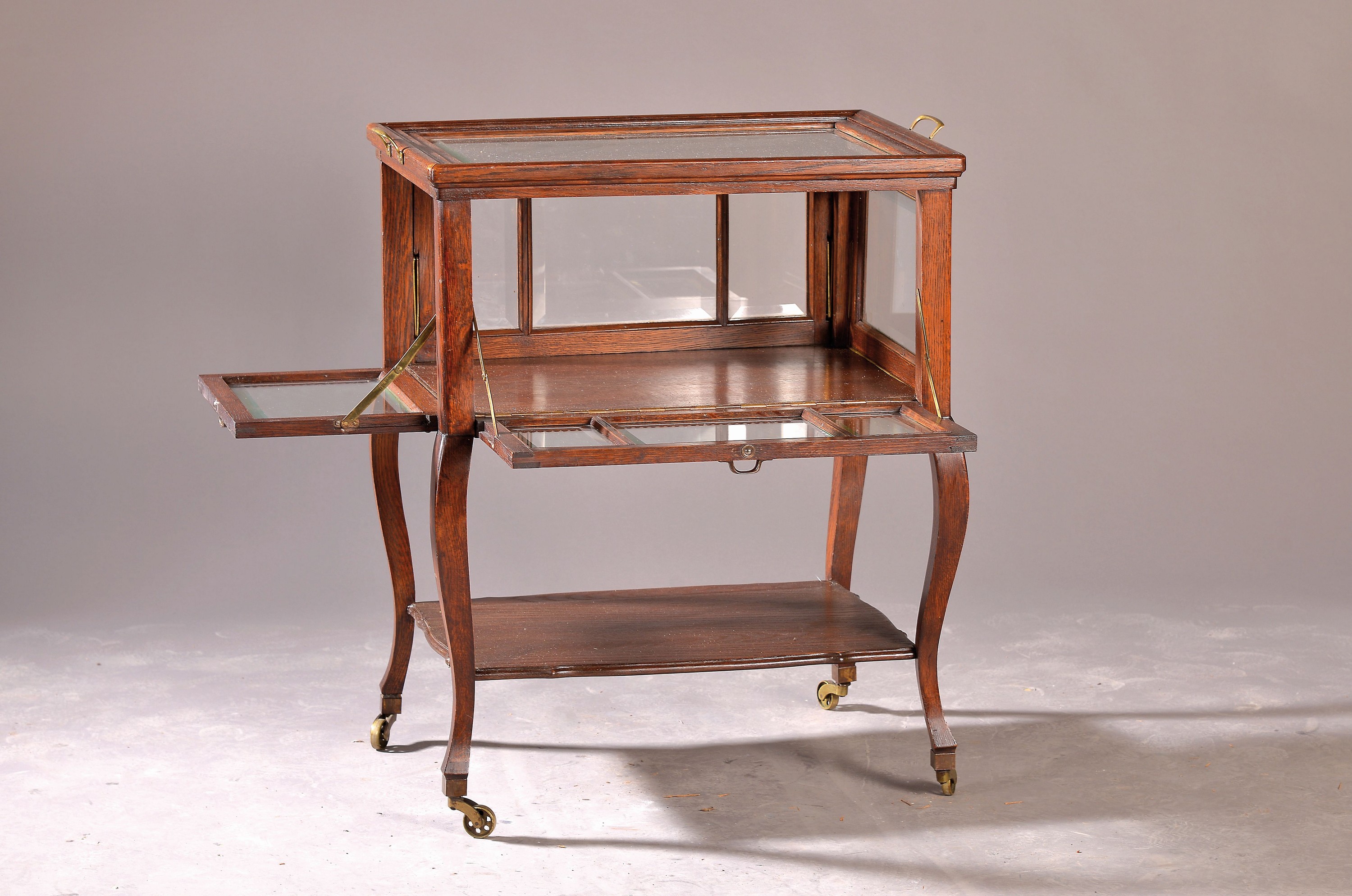 Detail a: Servierwagen um 1900/10, Eiche massiv Korpus, vierseitig verglast, Deckplatte als Glasboden, fest montierte Deckplatte mit Glas,seitlich mit ...