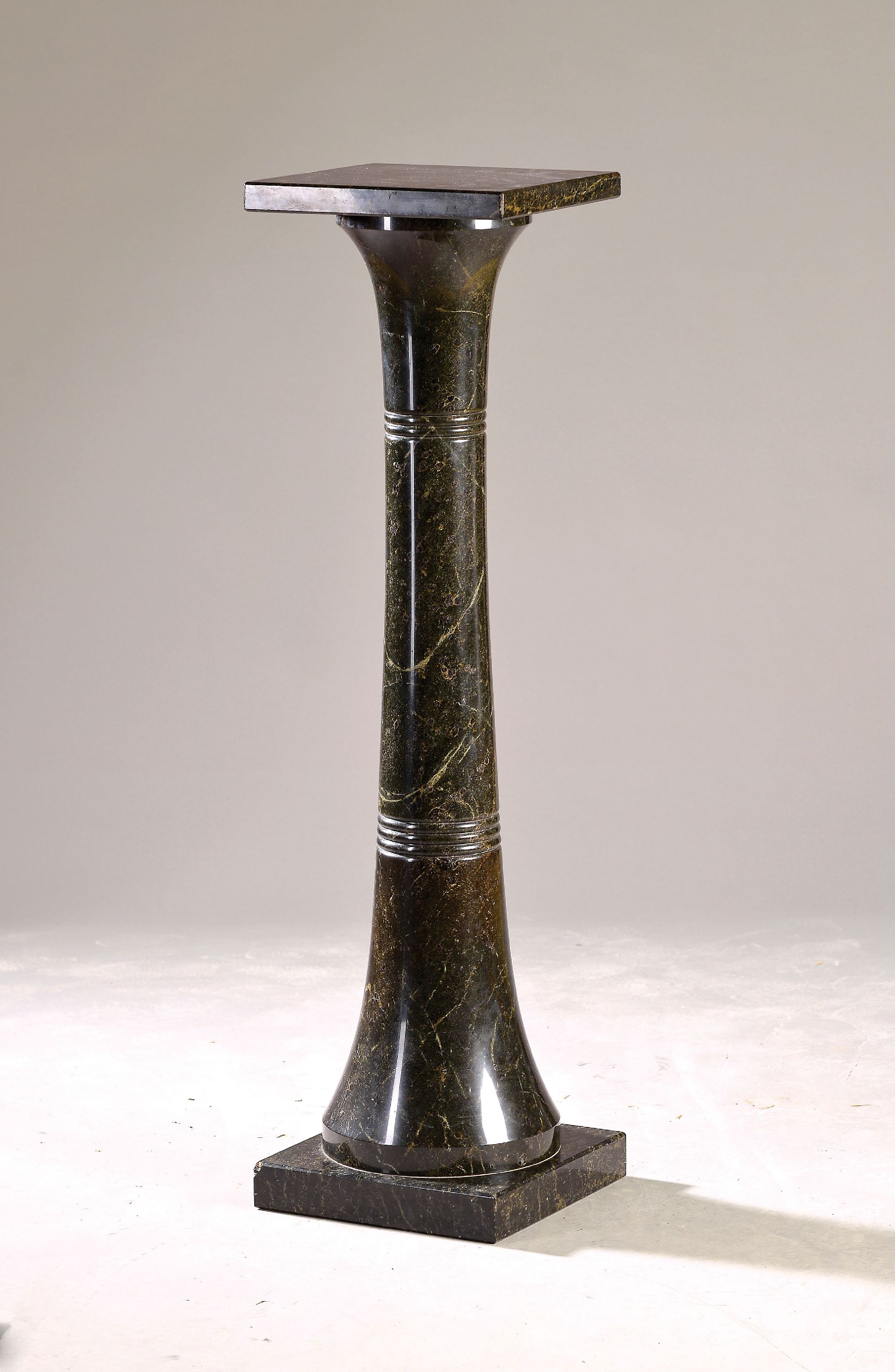 Jugendstil-Säule, Entwurf Albin Müller um 1905 Zöblitzer Serpentin, zur Mitte verjüngend zulaufend, quadratischer Sockel, zwei mehrfache ...
