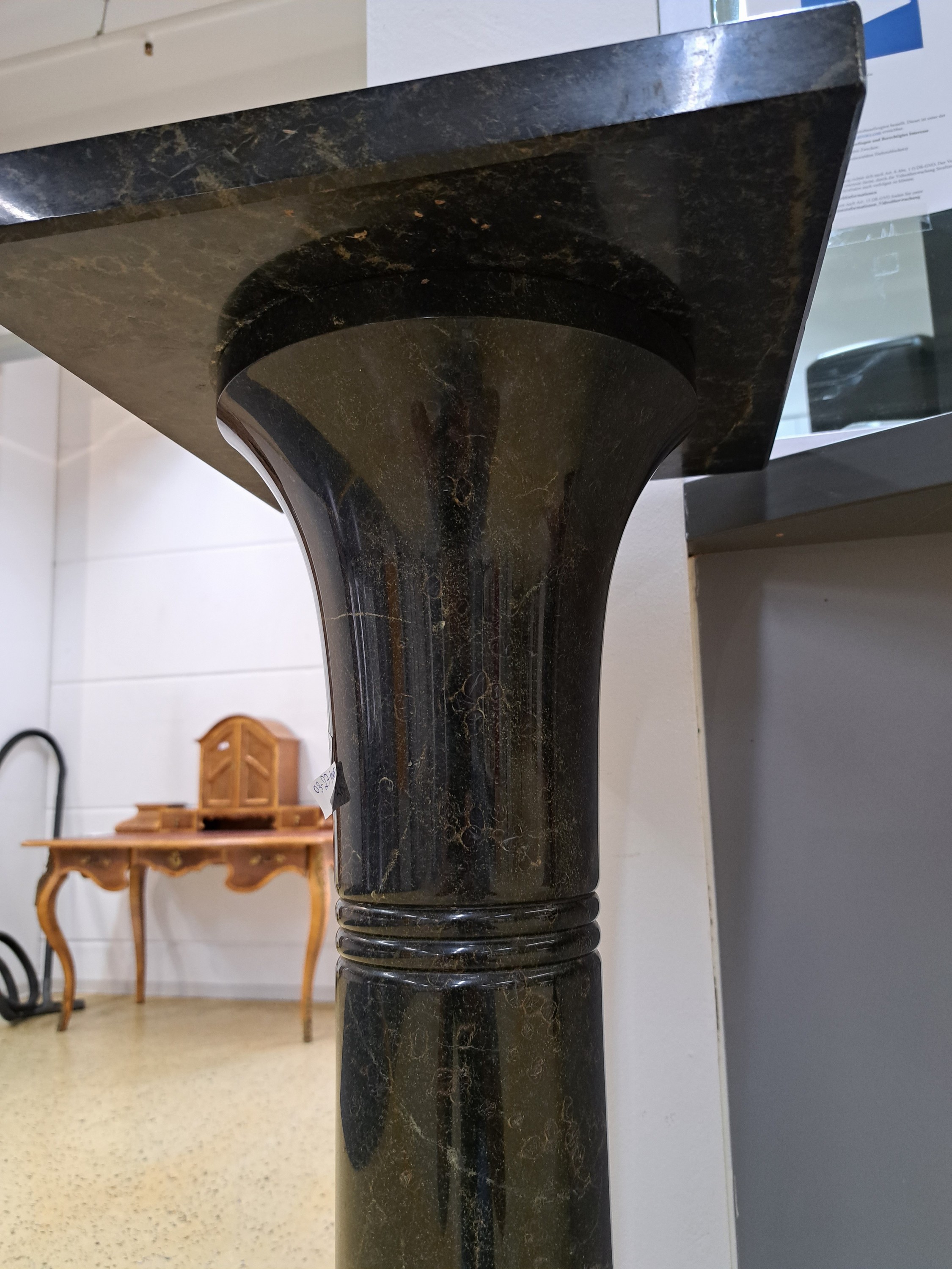 Detail d: Jugendstil-Säule, Entwurf Albin Müller um 1905 Zöblitzer Serpentin, zur Mitte verjüngend zulaufend, quadratischer Sockel, zwei mehrfache ...