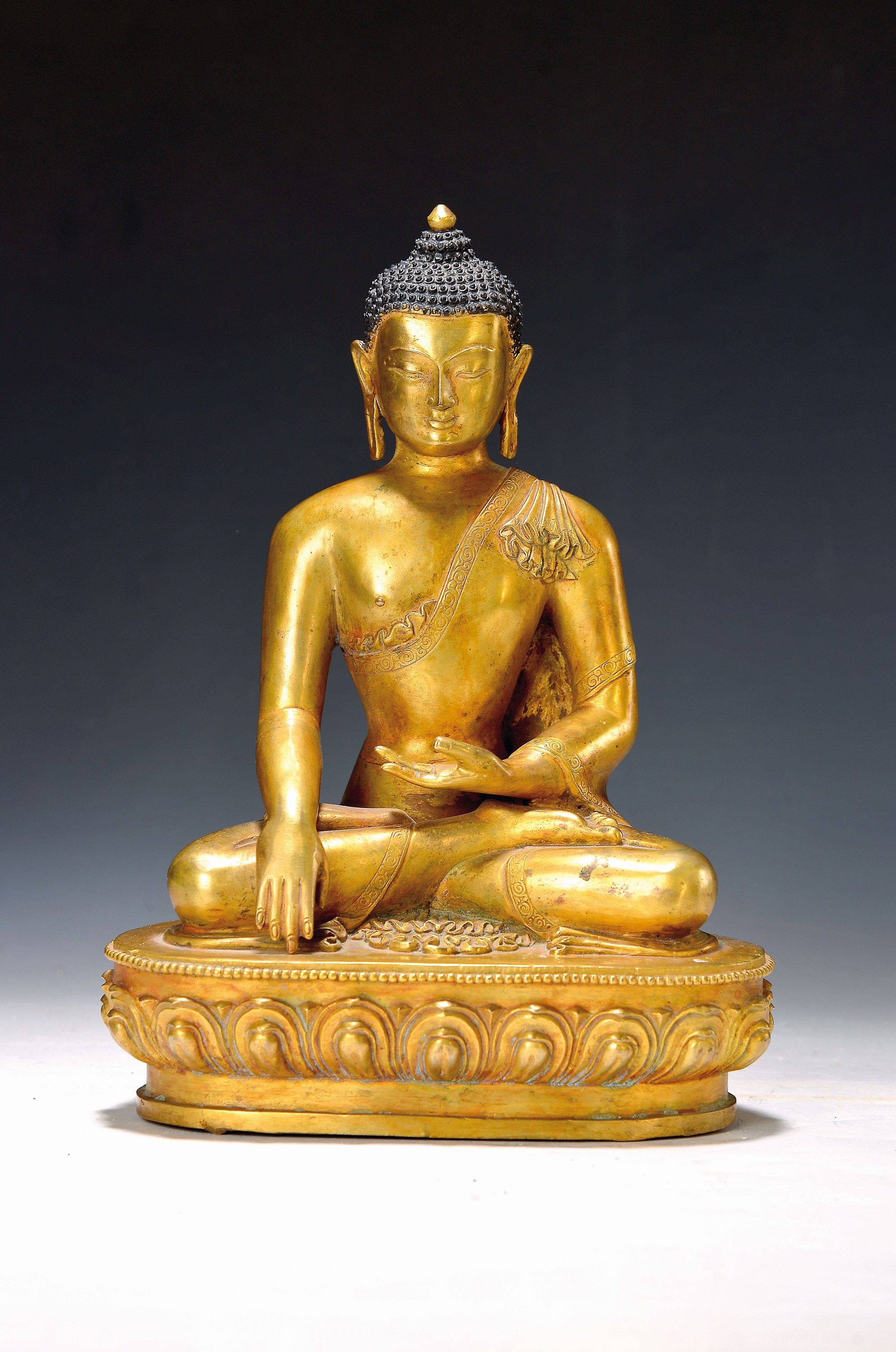 Buddha Shakyamuni, Nepal, 19. Jh., Kupferlegierung, feuervergoldet, Mudra der Meditation und Erdberührung, H.ca. 27 cm