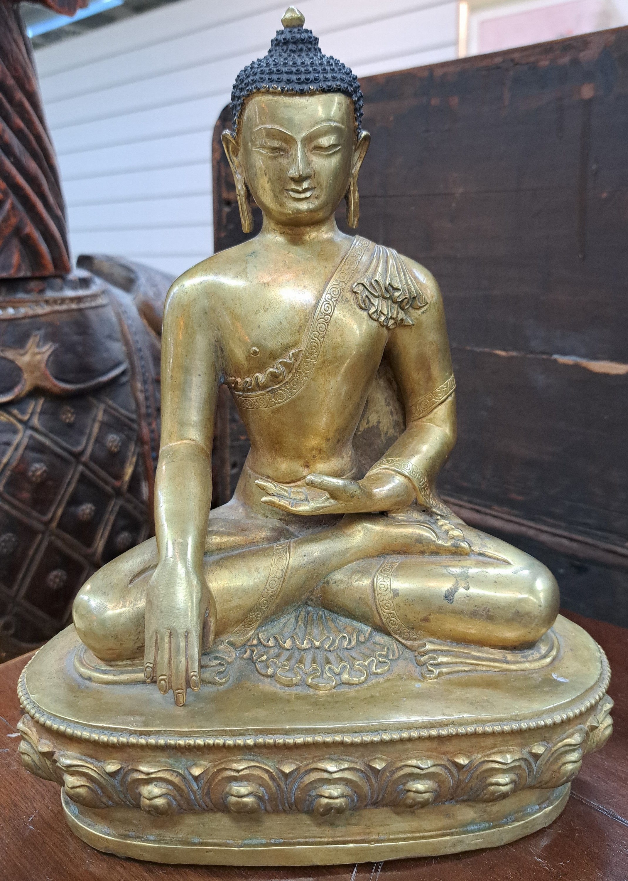 Detail a: Buddha Shakyamuni, Nepal, 19. Jh., Kupferlegierung, feuervergoldet, Mudra der Meditation und Erdberührung, H.ca. 27 cm